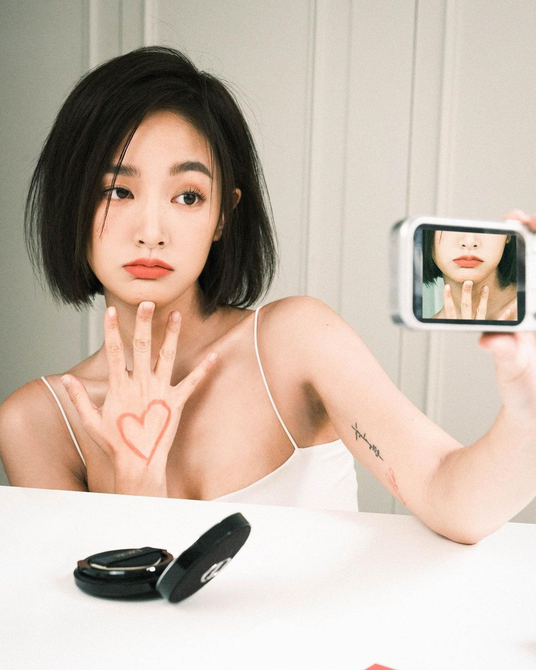 Đứng hạng 6 là Vương Tịnh. Cô sinh năm 1998, là tài năng trẻ của điện ảnh Đài Loan. Vai diễn gắn liền với tên tuổi cô là Detention (2019), mang đến cho người đẹp giải Nữ diễn viên chính xuất sắc nhất tại Lễ trao giải Điện ảnh Đài Bắc lần thứ 22, còn được đề cử giải Kim Mã. Cô sở hữu ngũ quan hài hòa, dễ gây thiện cảm. Đứng hạng 6 là Vương Tịnh. Cô sinh năm 1998, là tài năng trẻ của điện ảnh Đài Loan. Vai diễn gắn liền với tên tuổi cô là Detention (2019), mang đến cho người đẹp giải Nữ diễn viên chính xuất sắc nhất tại Lễ trao giải Điện ảnh Đài Bắc lần thứ 22, còn được đề cử giải Kim Mã. Cô sở hữu ngũ quan hài hòa, dễ gây thiện cảm.