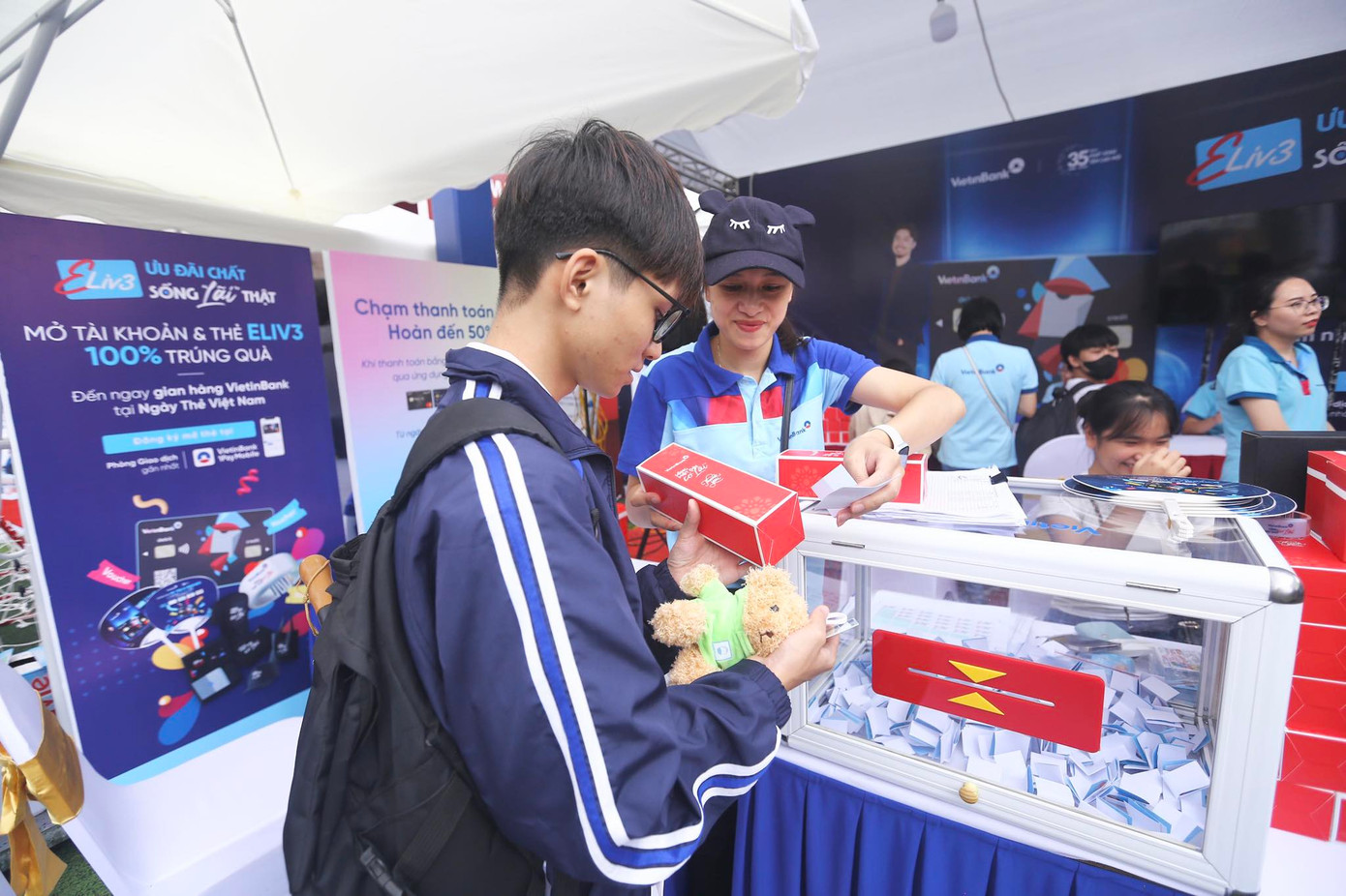 Các phần quà đều thiết thực với sinh viên, bao gồm cốc và bình nước. Ngoài ra, VietinBank cũng chuẩn bị hộp quà Đen Vâu, bao gồm nhiều vật phẩm như áo, mũ, túi tote... Các phần quà đều thiết thực với sinh viên, bao gồm cốc và bình nước. Ngoài ra, VietinBank cũng chuẩn bị hộp quà Đen Vâu, bao gồm nhiều vật phẩm như áo, mũ, túi tote...