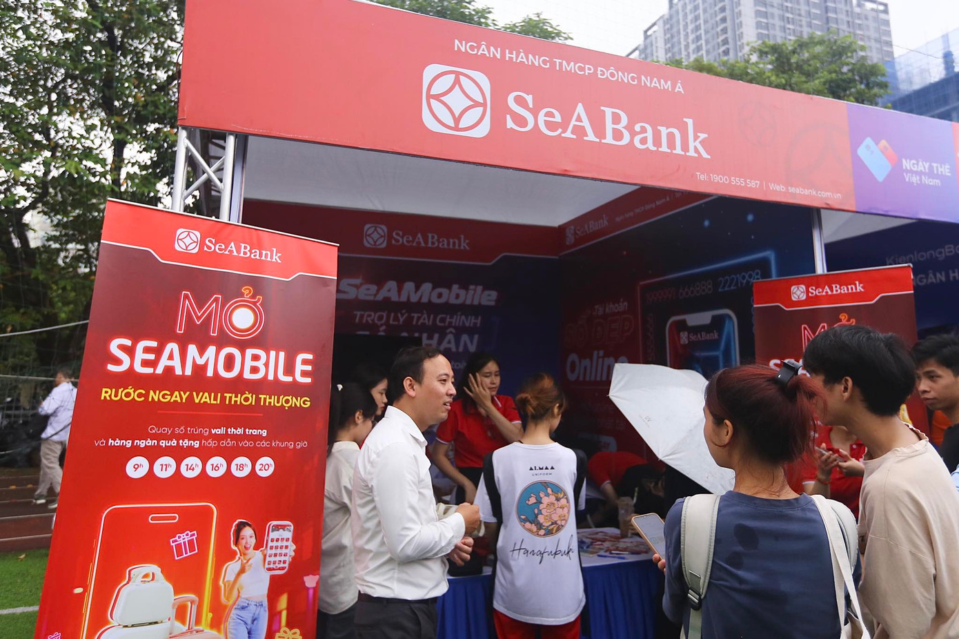 Càng về chiều ngày 7/10, gian hàng SeABank càng có nhiều bạn trẻ ghé thăm. Mở thẻ của SeABank chỉ với 1 phút, còn được miễn phí thường niên vào năm đầu và hoàn tiền lên đến 6 triệu đồng/năm.