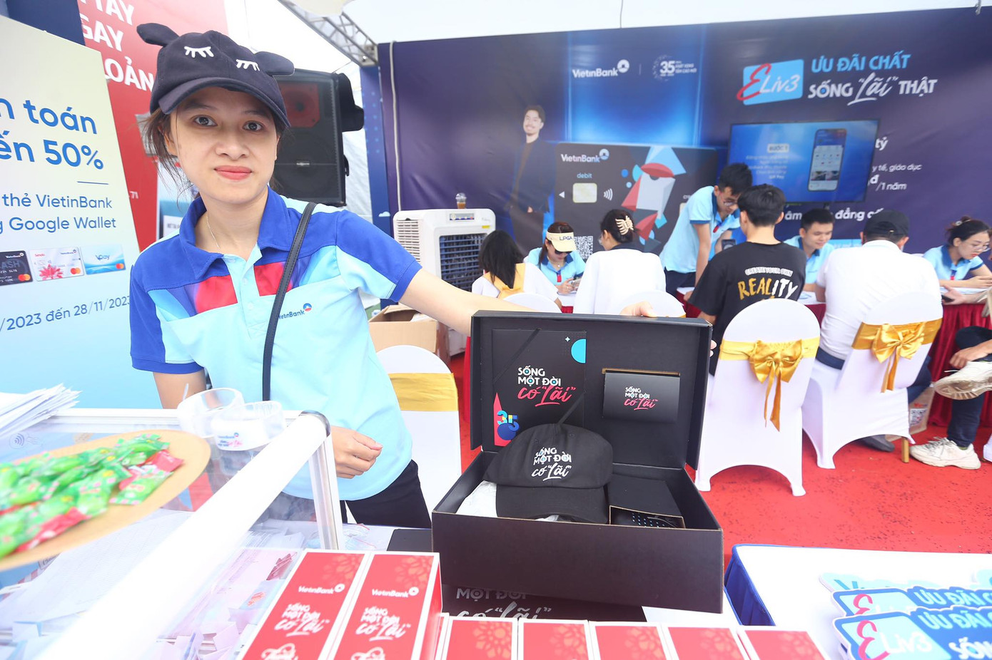 Hộp quà Đen Vâu là điểm thú vị của gian hàng VietinBank. Hộp quà Đen Vâu là điểm thú vị của gian hàng VietinBank.