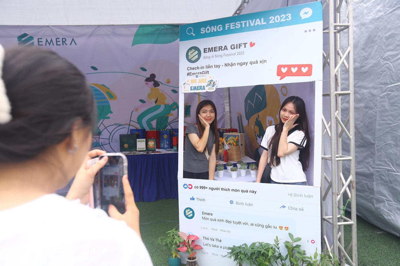 Gian hàng Emera không ở vị trí nổi bật nhưng vẫn nhận được sự quan tâm từ các bạn trẻ. Mọi người chỉ cần check-in nhận ngay một chậu hoa đá.