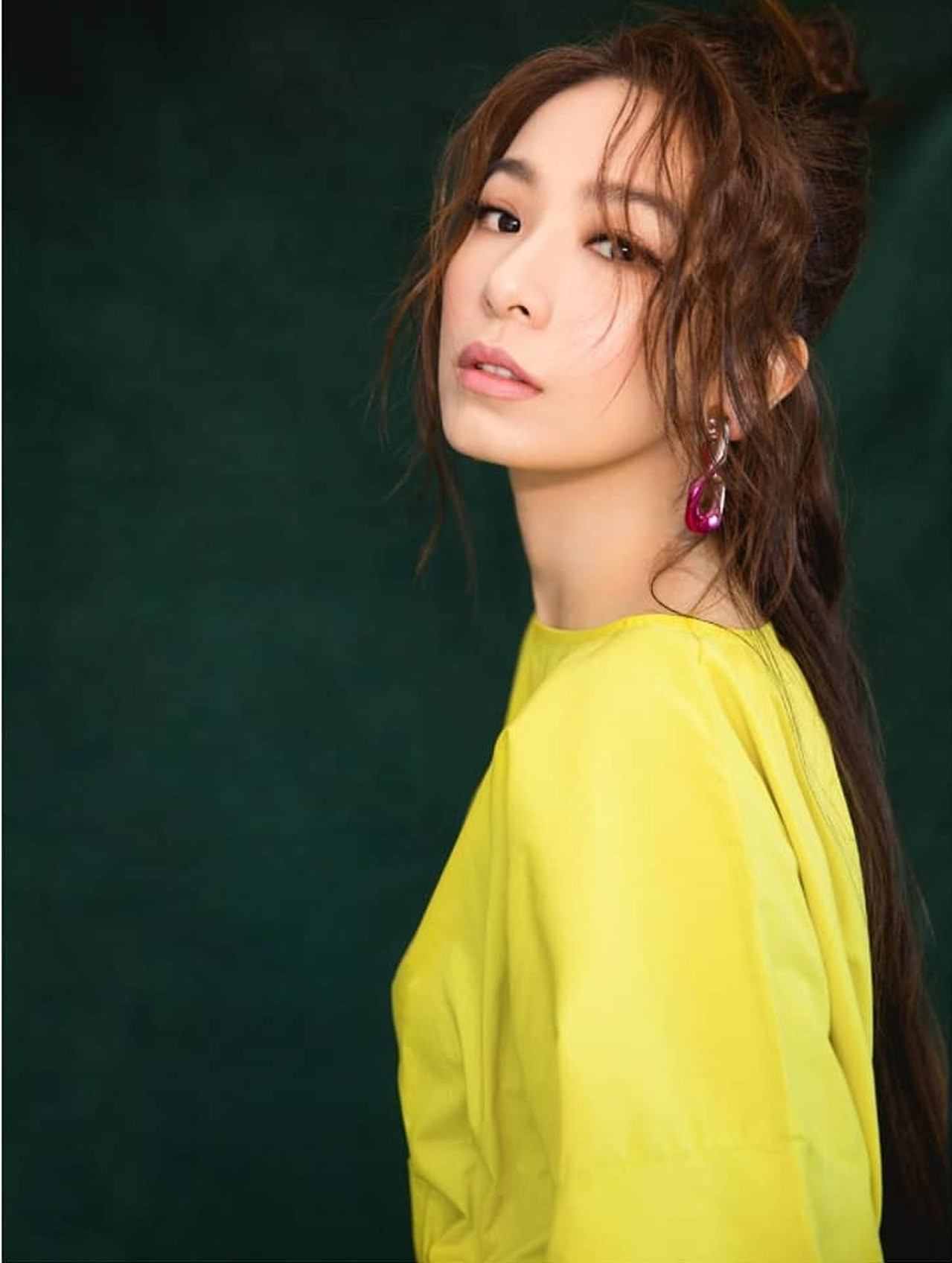 Điền Phức Chân (Hebe) nhận được số lượt bình chọn cao thứ 3 trong danh sách. Khuôn mặt không thay đổi suốt hơn 20 năm qua của em út S.H.E khiến nhiều phụ nữ ghen tỵ. Trên trang cá nhân, cô thường xuyên khoe mặt mộc không tì vết dù đã 40 tuổi. Ngoài ra, cô cũng sở hữu đôi mắt to tròn, khuôn mặt V-line mà phụ nữ châu Á yêu thích. Điền Phức Chân (Hebe) nhận được số lượt bình chọn cao thứ 3 trong danh sách. Khuôn mặt không thay đổi suốt hơn 20 năm qua của em út S.H.E khiến nhiều phụ nữ ghen tỵ. Trên trang cá nhân, cô thường xuyên khoe mặt mộc không tì vết dù đã 40 tuổi. Ngoài ra, cô cũng sở hữu đôi mắt to tròn, khuôn mặt V-line mà phụ nữ châu Á yêu thích.