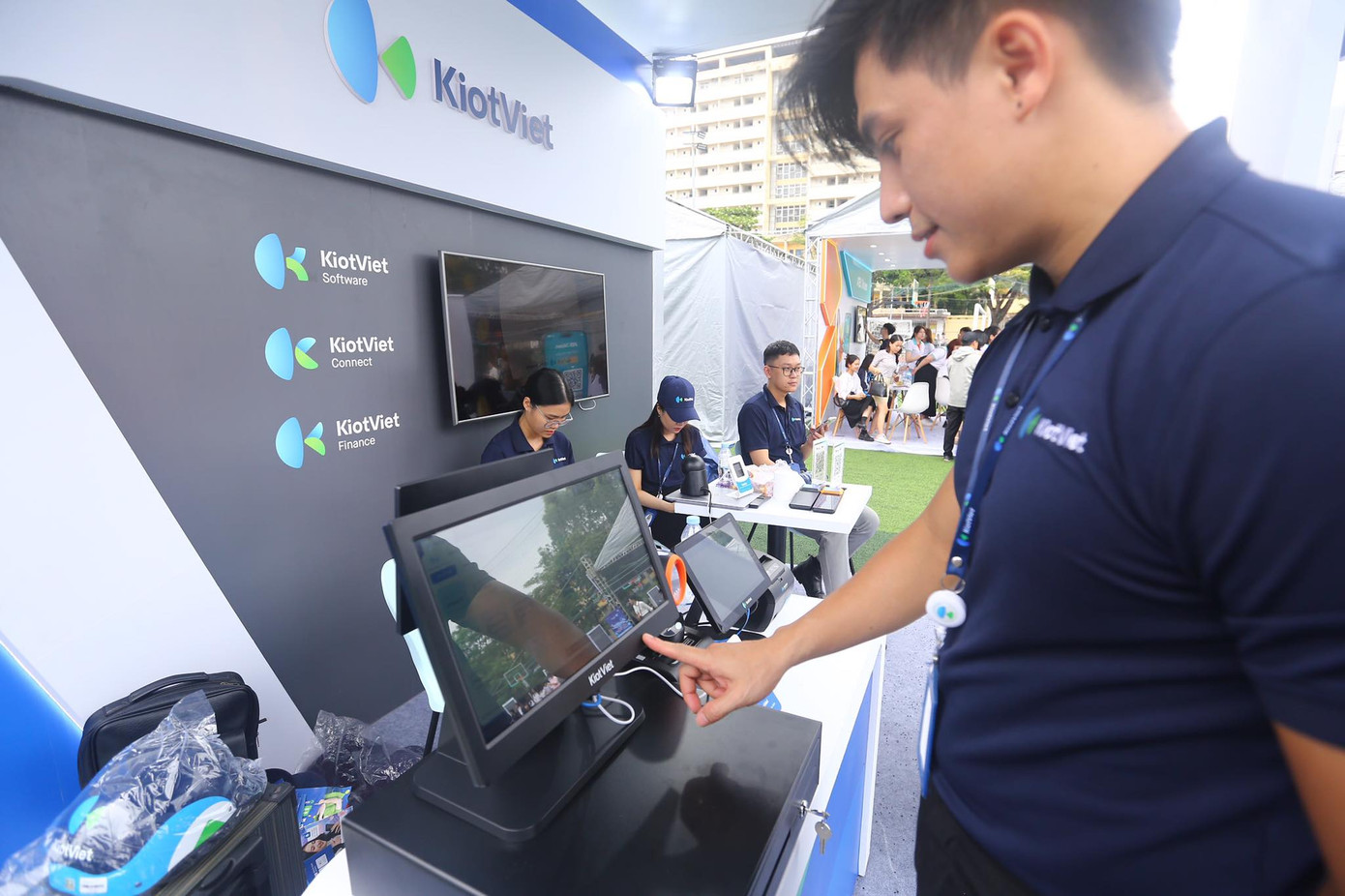 Nhân viên hướng dẫn các thao tác sử dụng phần mềm trên thiết bị điện tử. KitotViet giúp quản lý dễ dàng, bán hàng hiệu quả. Giao diện đơn giản, thân thiện và thông minh, phù hợp cho hơn 20 ngành hàng khác nhau về cả bán buôn, bán lẻ và bán online. Đặc biệt hơn, KiotViet miễn phí cài đặt, triển khai, nâng cấp và hỗ trợ.