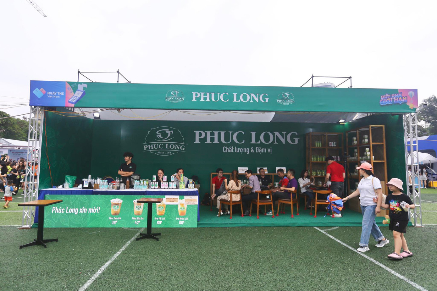 Nằm ở vị trí trung tâm dễ nhận biết, gian hàng Phúc Long là lựa chọn hoàn hảo cho những vị khách muốn tạm dừng chân sau khi trải nghiệm những hoạt động thú vị tại Ngày thẻ Việt Nam 2023 - Sóng Festival.