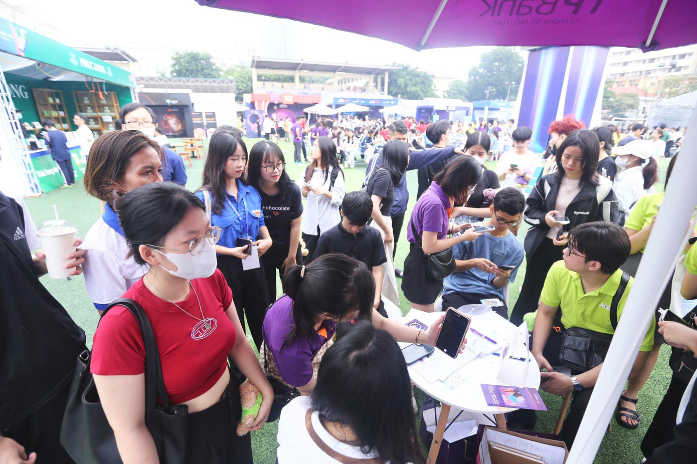 Bất chấp thời tiết lúc nắng, lúc nắng, gian hàng đông nghịt người đến trải nghiệm và mở thẻ.