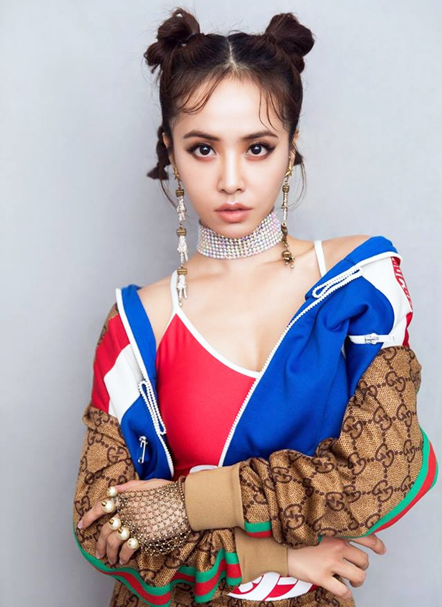 "Thiên hậu Đài Loan" Thái Y Lâm xếp hạng 5 trong danh sách. Điểm thu hút nhất của người đẹp 43 tuổi là vẻ đẹp thách thức thời gian và có thể biến hóa đa dạng, từ trẻ trung, ngây thơ đến quyến rũ, nổi loạn. Khi không có lớp trang điểm đậm, cô ghi điểm với làn da khỏe mạnh, tươi tắn. "Thiên hậu Đài Loan" Thái Y Lâm xếp hạng 5 trong danh sách. Điểm thu hút nhất của người đẹp 43 tuổi là vẻ đẹp thách thức thời gian và có thể biến hóa đa dạng, từ trẻ trung, ngây thơ đến quyến rũ, nổi loạn. Khi không có lớp trang điểm đậm, cô ghi điểm với làn da khỏe mạnh, tươi tắn.