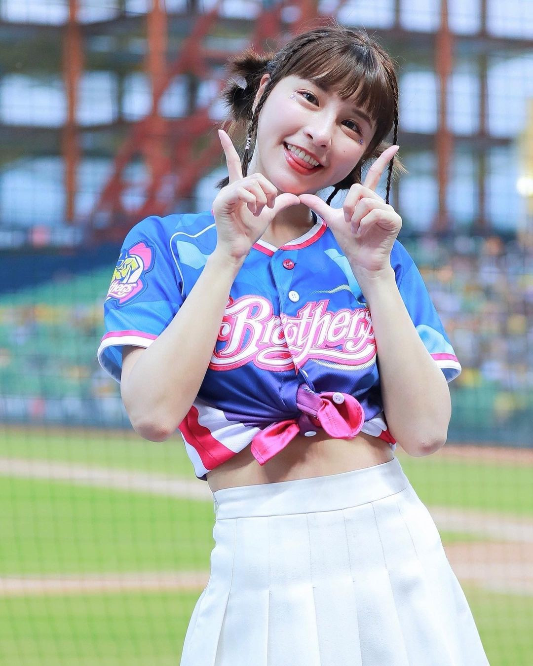 Xếp vị trí thứ 10 là Qun, nữ hoạt náo viên nổi tiếng Đài Loan. Cô được yêu thích với ngoại hình xinh xắn, đáng yêu như học sinh trung học dù đã 33 tuổi. Qun có hơn 949.000 người theo dõi trên Instagram. Xếp vị trí thứ 10 là Qun, nữ hoạt náo viên nổi tiếng Đài Loan. Cô được yêu thích với ngoại hình xinh xắn, đáng yêu như học sinh trung học dù đã 33 tuổi. Qun có hơn 949.000 người theo dõi trên Instagram.