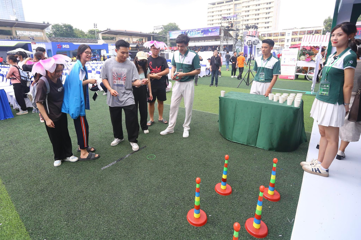 Ngoài trải nghiệm mở thẻ, thanh toán trực tuyến, các bạn sinh viên cũng được tham gia các trò chơi thú vị như ném vòng, quay số may mắn...