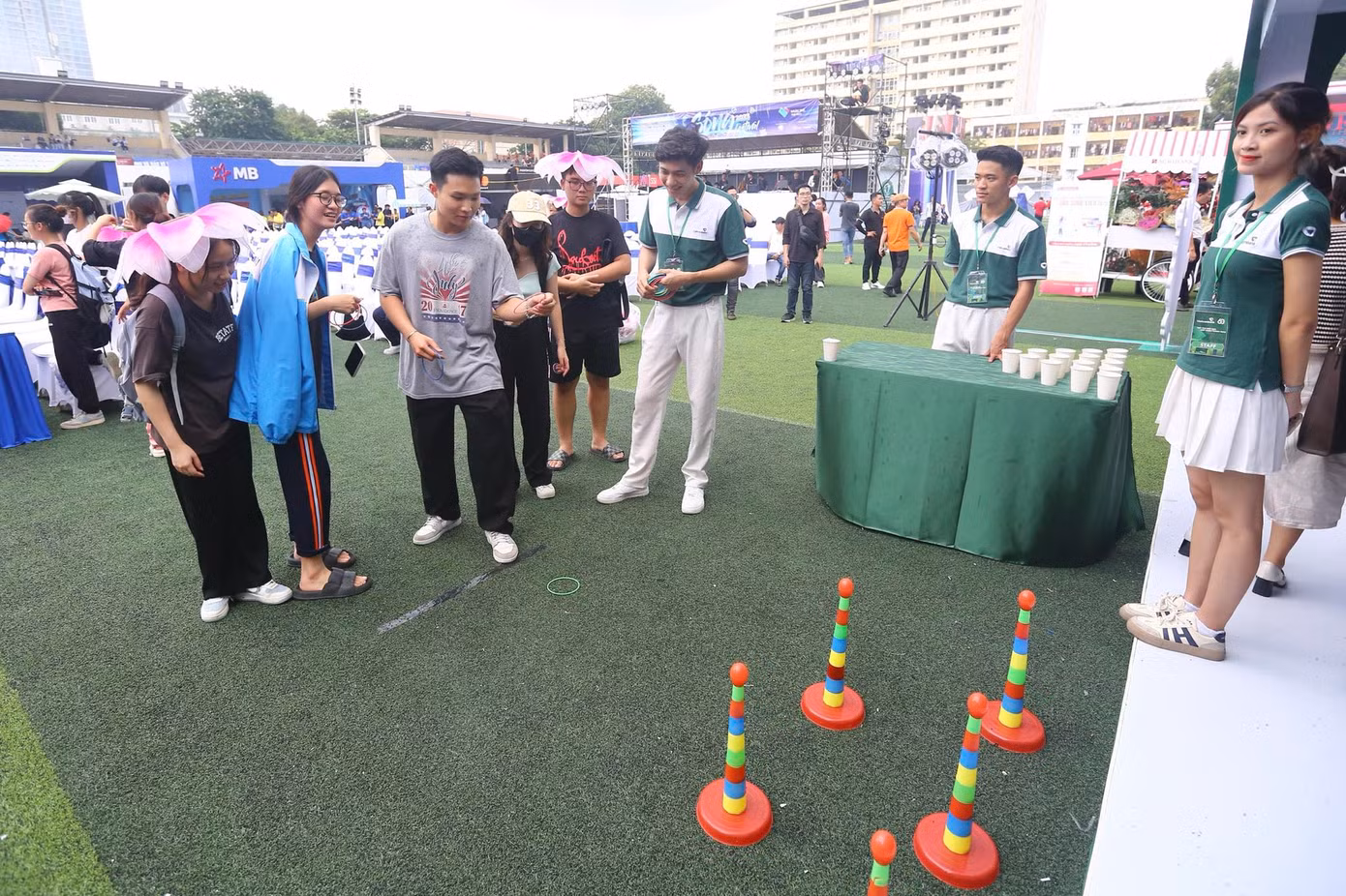 Ngoài trải nghiệm mở thẻ, thanh toán trực tuyến, các bạn sinh viên cũng được tham gia các trò chơi thú vị như ném vòng, quay số may mắn...