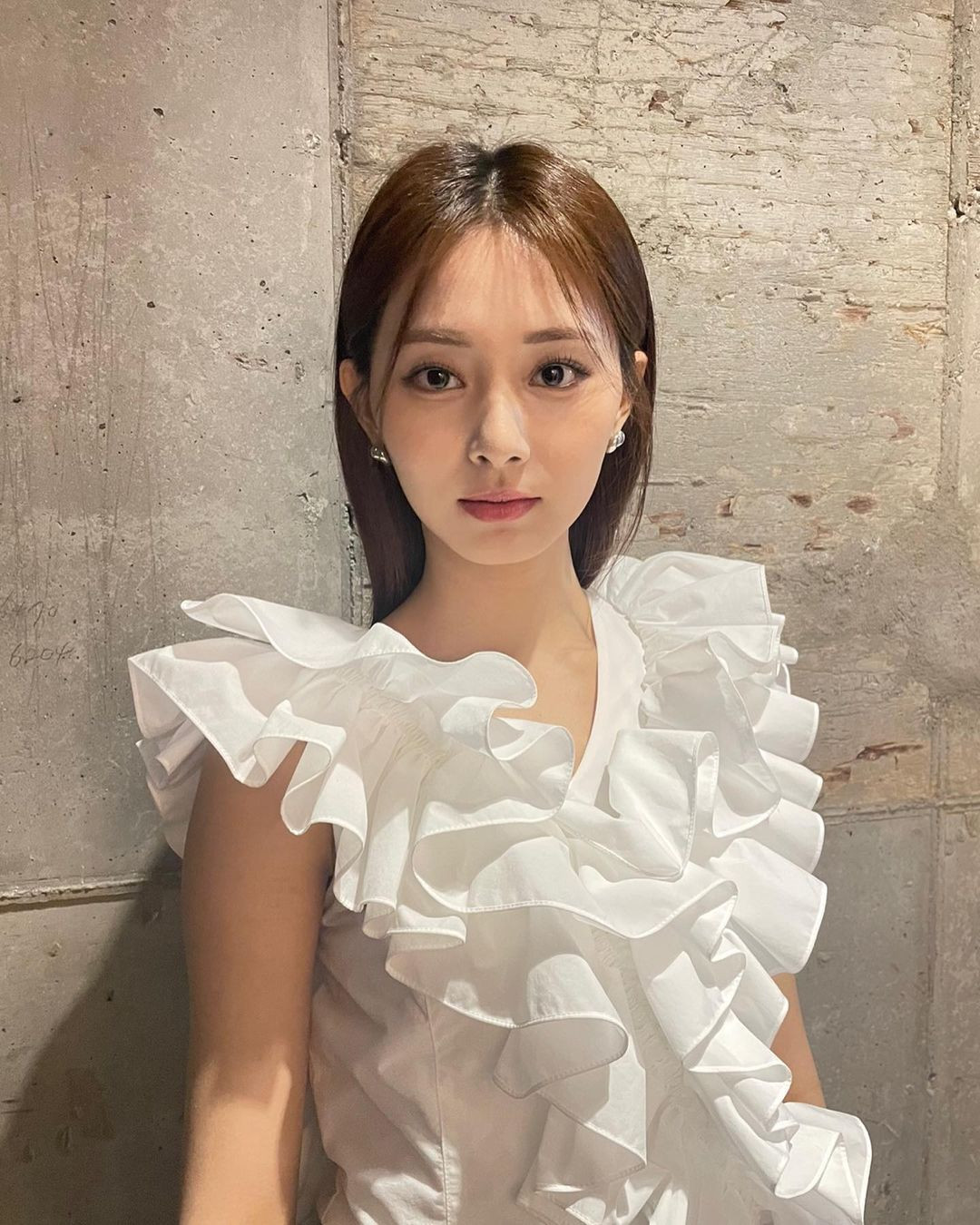 Người đánh bại huyền thoại Lâm Chí Linh là Tzuyu (Chu Tử Du). Cô sinh năm 1999, là thành viên nhóm nhạc nữ Kpop nổi tiếng Twice. Tsai Aga nhận định dù Lâm Chí Linh được kỳ vọng cao hơn, nhưng kết quả cuối cùng cho thấy mọi người có xu hướng thích người trẻ tuổi, vẻ đẹp mang hơi thở thanh xuân. Hơn thế, Tzuyu từng được bình chọn là Gương mặt đẹp nhất thế giới năm 2019. Người đánh bại huyền thoại Lâm Chí Linh là Tzuyu (Chu Tử Du). Cô sinh năm 1999, là thành viên nhóm nhạc nữ Kpop nổi tiếng Twice. Tsai Aga nhận định dù Lâm Chí Linh được kỳ vọng cao hơn, nhưng kết quả cuối cùng cho thấy mọi người có xu hướng thích người trẻ tuổi, vẻ đẹp mang hơi thở thanh xuân. Hơn thế, Tzuyu từng được bình chọn là Gương mặt đẹp nhất thế giới năm 2019.