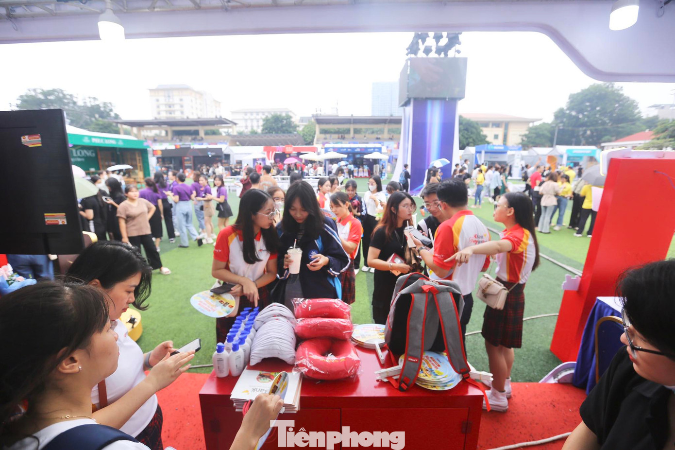 Đội ngũ nhân viên nhiệt tình giới thiệu và tư vấn cho các bạn trẻ ghé thăm gian hàng các sản phẩm thẻ thanh toán của HD Bank.