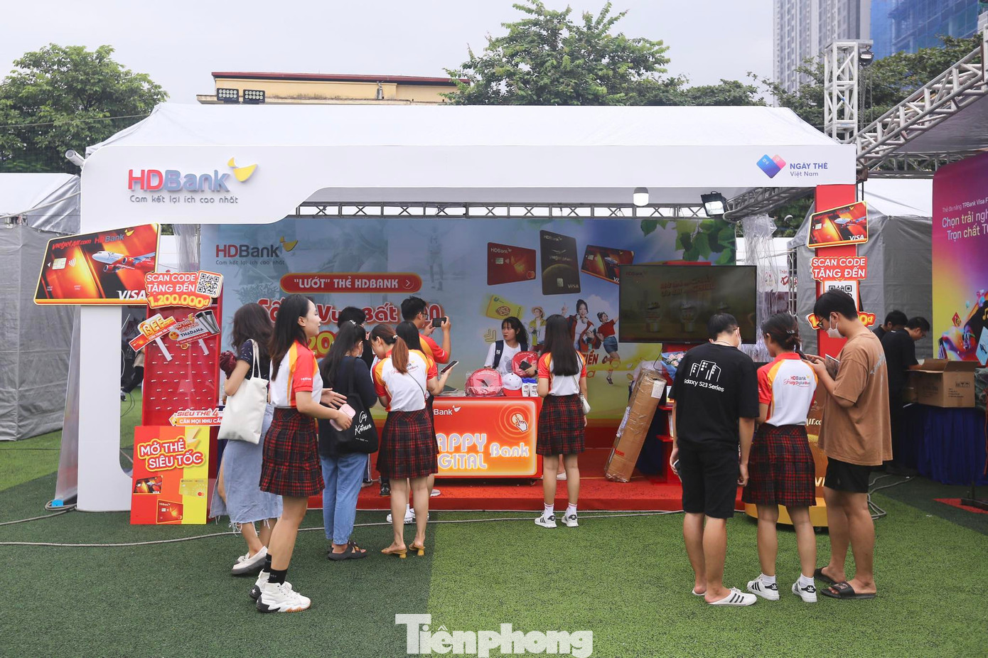 Một trong những gian hàng thu hút đông bạn trẻ ghé thăm nhất tại sự kiện Ngày thẻ Việt Nam 2023 - Sóng Festival là HD Bank. Ngoài thiết kế gian hàng màu sắc, nhiều quà tặng hấp dẫn, điểm thu hút lớn nhất là các ưu đãi cho khách hàng muốn mở thẻ, đặc biệt là đối tượng khách hàng sinh viên.