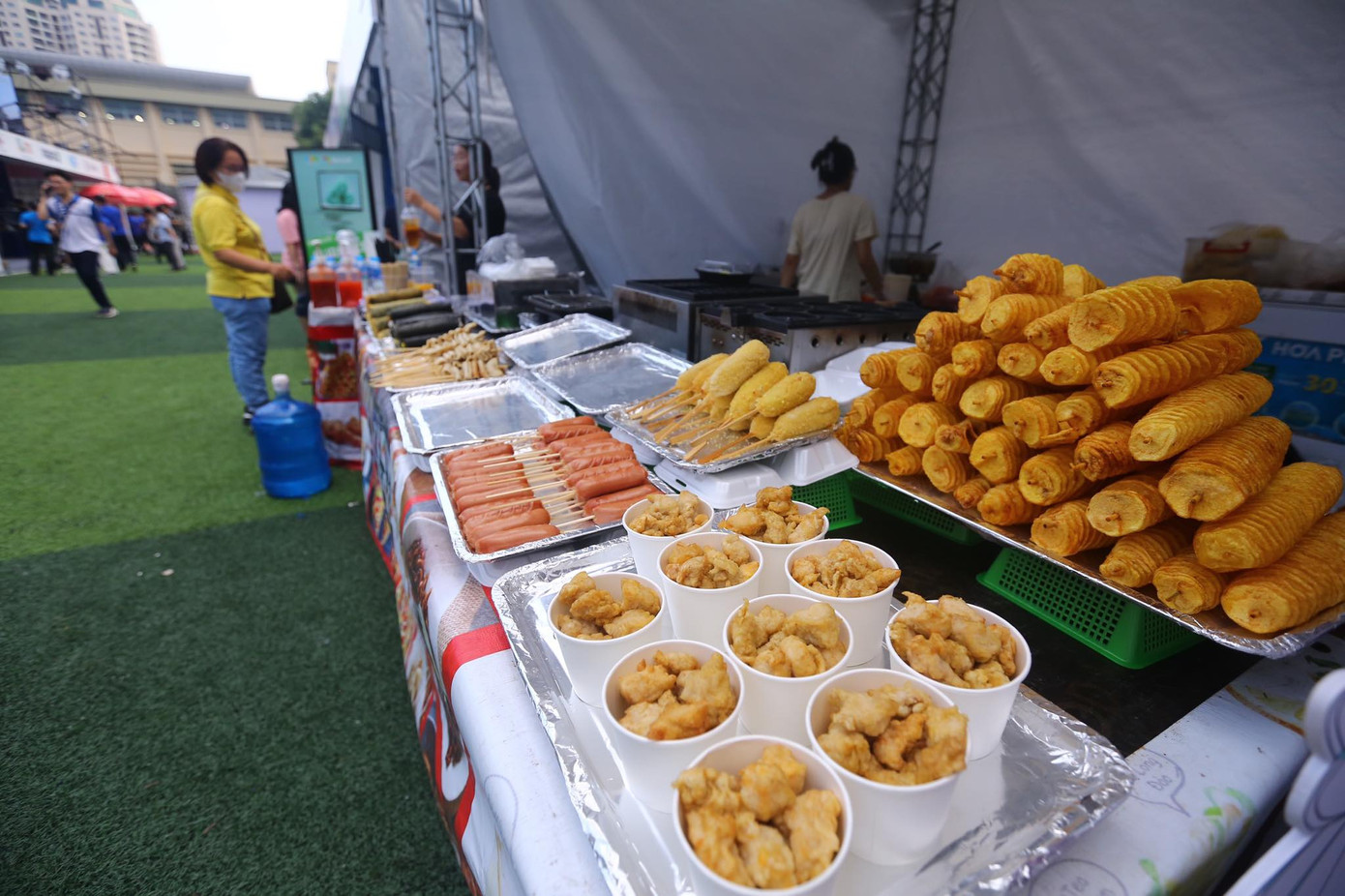 Các quầy đồ ăn cũng sẵn sàng phục vụ người tham dự sự kiện. Mọi thanh toán tại Ngày thẻ Việt Nam 2023 - Sóng Festival đều 100% bằng công nghệ số.
