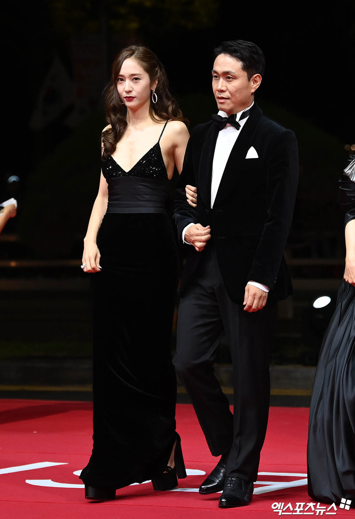 Krystal, thành viên nhóm nhạc f(x), nhận được nhiều lời khen ngợi với vẻ gợi cảm kiểu mỹ nhân Hollywood cổ điển. Chiếc váy hai dây xẻ ngực sâu giúp cô tôn lên vóc dáng đáng ngưỡng mộ.