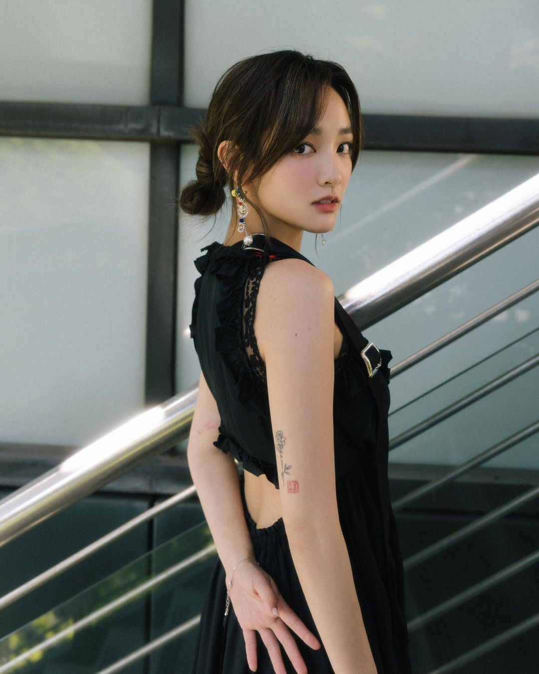 Đứng hạng 6 là Vương Tịnh. Cô sinh năm 1998, là tài năng trẻ của điện ảnh Đài Loan. Vai diễn gắn liền với tên tuổi cô là Detention (2019), mang đến cho người đẹp giải Nữ diễn viên chính xuất sắc nhất tại Lễ trao giải Điện ảnh Đài Bắc lần thứ 22, còn được đề cử giải Kim Mã. Cô sở hữu ngũ quan hài hòa, dễ gây thiện cảm. Đứng hạng 6 là Vương Tịnh. Cô sinh năm 1998, là tài năng trẻ của điện ảnh Đài Loan. Vai diễn gắn liền với tên tuổi cô là Detention (2019), mang đến cho người đẹp giải Nữ diễn viên chính xuất sắc nhất tại Lễ trao giải Điện ảnh Đài Bắc lần thứ 22, còn được đề cử giải Kim Mã. Cô sở hữu ngũ quan hài hòa, dễ gây thiện cảm.