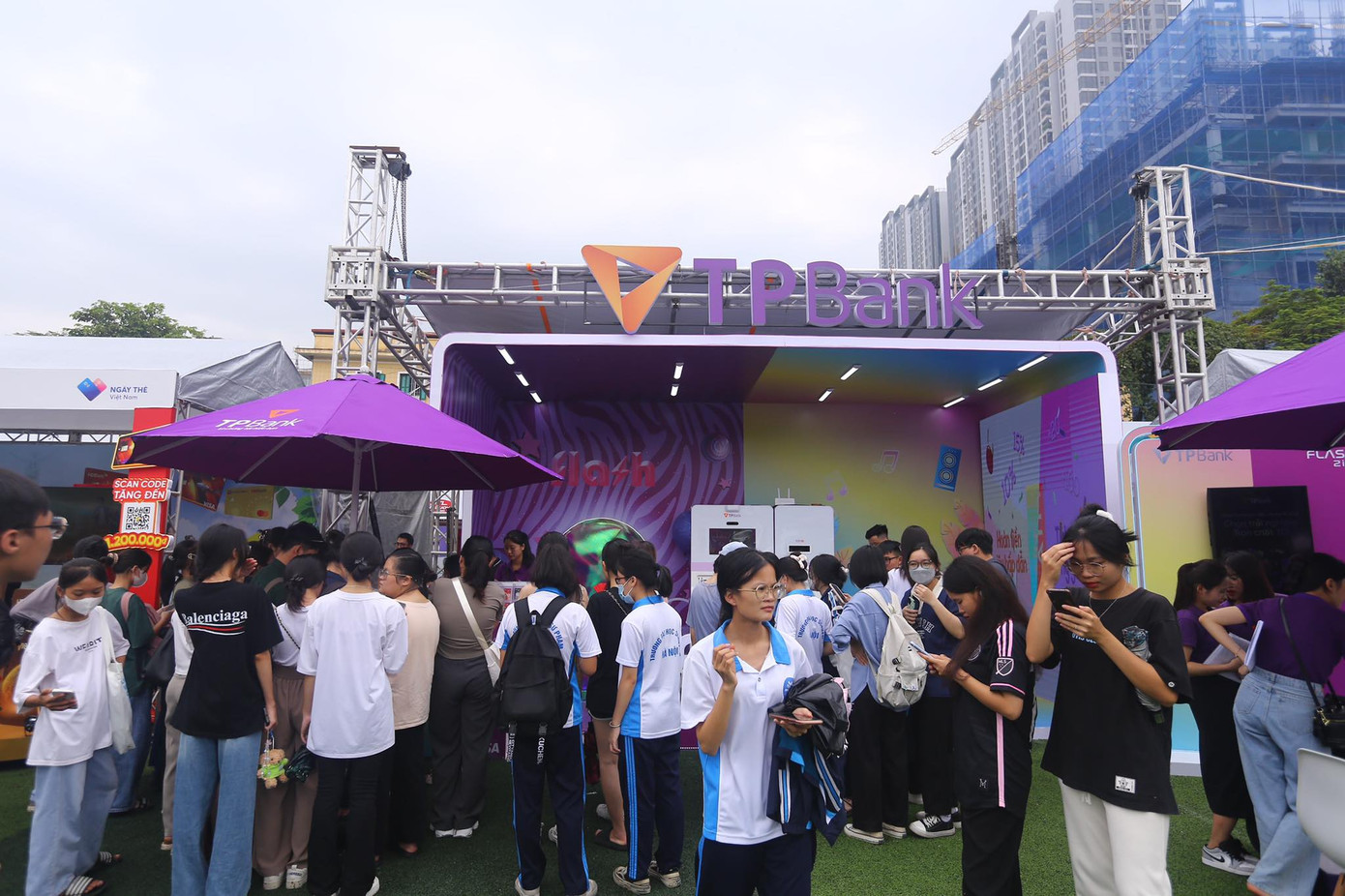 Ngày thứ hai diễn ra Ngày thẻ Việt Nam 2023 - Sóng Festival tại sân vận động Đại học Sư phạm Hà Nội, gian hàng của TPBank trở thành điểm đến yêu thích bạn trẻ.