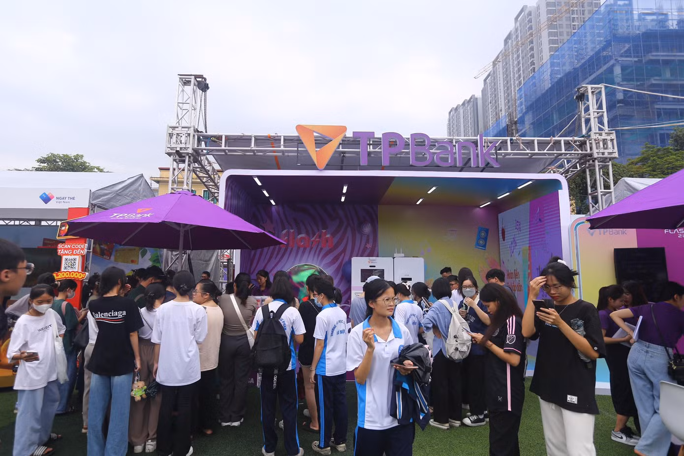 Ngày thứ hai diễn ra Ngày thẻ Việt Nam 2023 - Sóng Festival tại sân vận động Đại học Sư phạm Hà Nội, gian hàng của TPBank trở thành điểm đến yêu thích bạn trẻ.