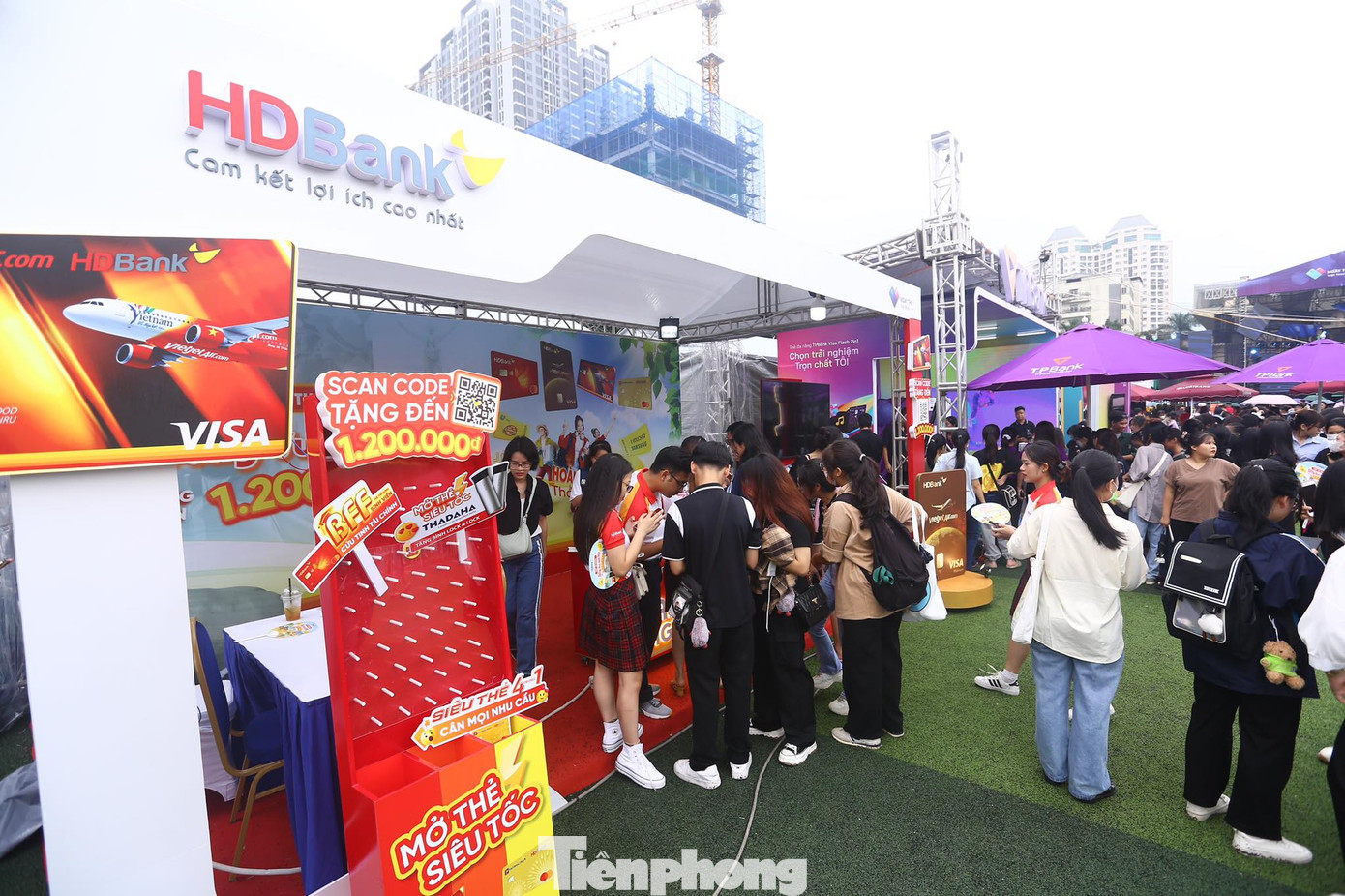 Thời tiết mưa gián đoạn không cản bước các bạn trẻ đến trải nghiệm tại gian hàng HD Bank.