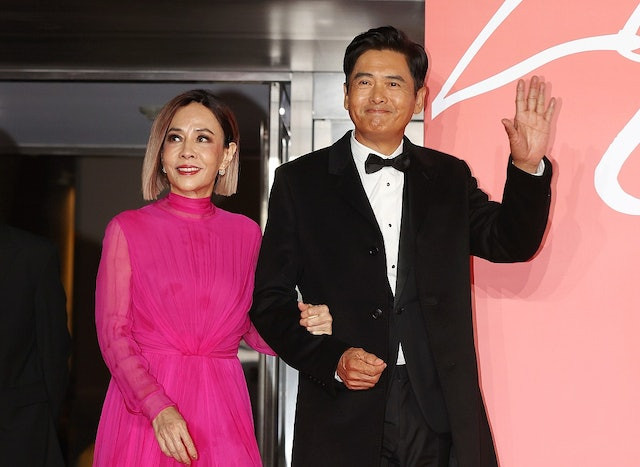 Châu Nhuận Phát và vợ Trần Oải Liên tham dự lễ khai mạc LHP Busan 2023. Ảnh: HK01.