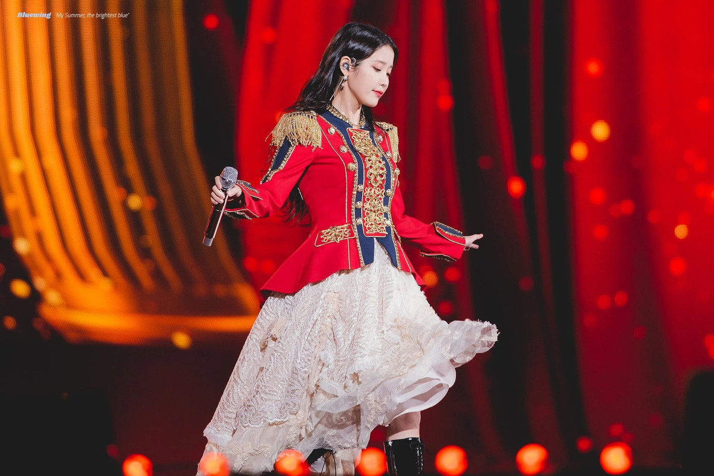 IU là nghệ sĩ hàng đầu ngành âm nhạc Hàn Quốc hiện nay, được các thế hệ idol mới kính trọng.