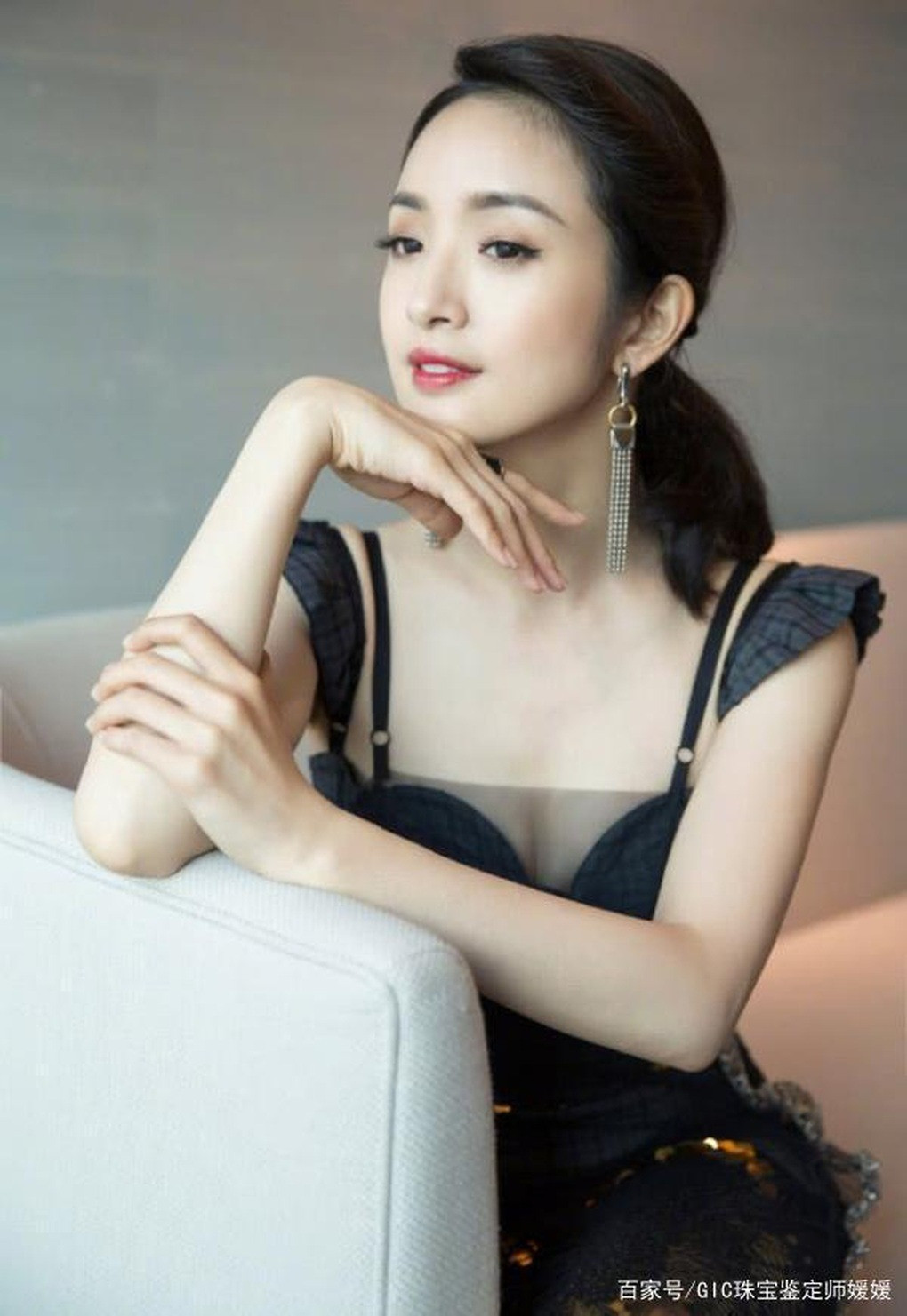 Hạng 7 gọi tên Lâm Y Thần. Dù những năm qua không lộ diện nhiều do bận rộn làm vợ, làm mẹ, Lâm Y Thần từng là nữ diễn viên thần tượng nổi tiếng nhất nhì showbiz xứ Đài. Nhan sắc của ngôi sao Thơ ngây không quá nổi bật, nhưng ghi điểm bởi vẻ trong sáng, tươi tắn, khuôn mặt bầu bĩnh đáng yêu. Ở tuổi 40, cô ngày càng chín muồi về nhan sắc, sắc sảo và đằm thắm hơn. Hạng 7 gọi tên Lâm Y Thần. Dù những năm qua không lộ diện nhiều do bận rộn làm vợ, làm mẹ, Lâm Y Thần từng là nữ diễn viên thần tượng nổi tiếng nhất nhì showbiz xứ Đài. Nhan sắc của ngôi sao Thơ ngây không quá nổi bật, nhưng ghi điểm bởi vẻ trong sáng, tươi tắn, khuôn mặt bầu bĩnh đáng yêu. Ở tuổi 40, cô ngày càng chín muồi về nhan sắc, sắc sảo và đằm thắm hơn.