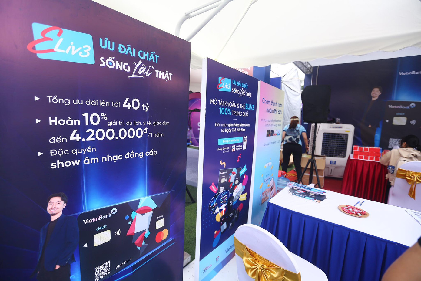 Sản phẩm VietinBank mang đến ngày hội thanh toán số là thẻ Eliv3 - dòng thẻ tích hợp thẻ Tín dụng và Ghi nợ Quốc tế. Tổng ưu đãi lên tới 40 tỷ đồng, hoàn 10% các thanh toán liên quan đến giải trí, du lịch, y tế và giáo dục đến 4,2 triệu đồng/năm. Bên cạnh đó, người mở thẻ có cơ hội xem show âm nhạc đẳng cấp. Sản phẩm VietinBank mang đến ngày hội thanh toán số là thẻ Eliv3 - dòng thẻ tích hợp thẻ Tín dụng và Ghi nợ Quốc tế. Tổng ưu đãi lên tới 40 tỷ đồng, hoàn 10% các thanh toán liên quan đến giải trí, du lịch, y tế và giáo dục đến 4,2 triệu đồng/năm. Bên cạnh đó, người mở thẻ có cơ hội xem show âm nhạc đẳng cấp.