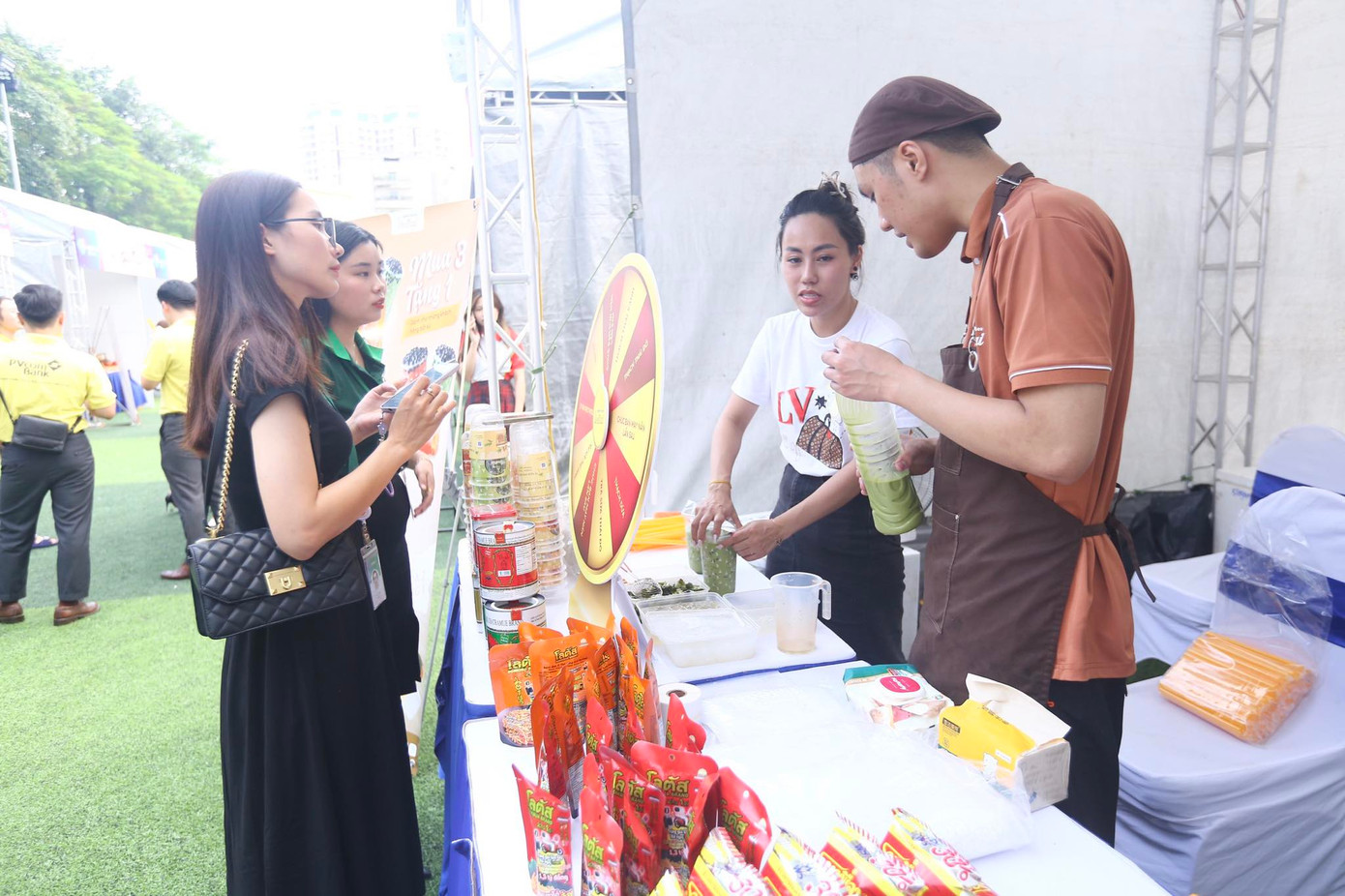 Chiều 6/10, các gian hàng vẫn đang trong quá trình hoàn thiện công tác sắp xếp, trang trí. Tuy vậy, những sản phẩm, các chương trình ưu đãi vẫn có sức hút đối với khách hàng.