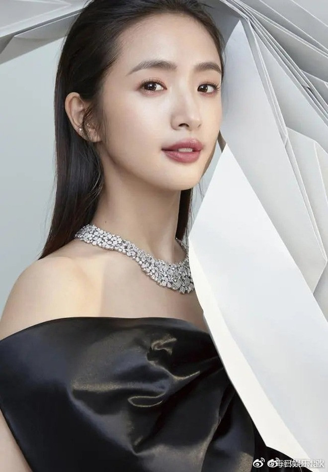 Hạng 7 gọi tên Lâm Y Thần. Dù những năm qua không lộ diện nhiều do bận rộn làm vợ, làm mẹ, Lâm Y Thần từng là nữ diễn viên thần tượng nổi tiếng nhất nhì showbiz xứ Đài. Nhan sắc của ngôi sao Thơ ngây không quá nổi bật, nhưng ghi điểm bởi vẻ trong sáng, tươi tắn, khuôn mặt bầu bĩnh đáng yêu. Ở tuổi 40, cô ngày càng chín muồi về nhan sắc, sắc sảo và đằm thắm hơn. Hạng 7 gọi tên Lâm Y Thần. Dù những năm qua không lộ diện nhiều do bận rộn làm vợ, làm mẹ, Lâm Y Thần từng là nữ diễn viên thần tượng nổi tiếng nhất nhì showbiz xứ Đài. Nhan sắc của ngôi sao Thơ ngây không quá nổi bật, nhưng ghi điểm bởi vẻ trong sáng, tươi tắn, khuôn mặt bầu bĩnh đáng yêu. Ở tuổi 40, cô ngày càng chín muồi về nhan sắc, sắc sảo và đằm thắm hơn.