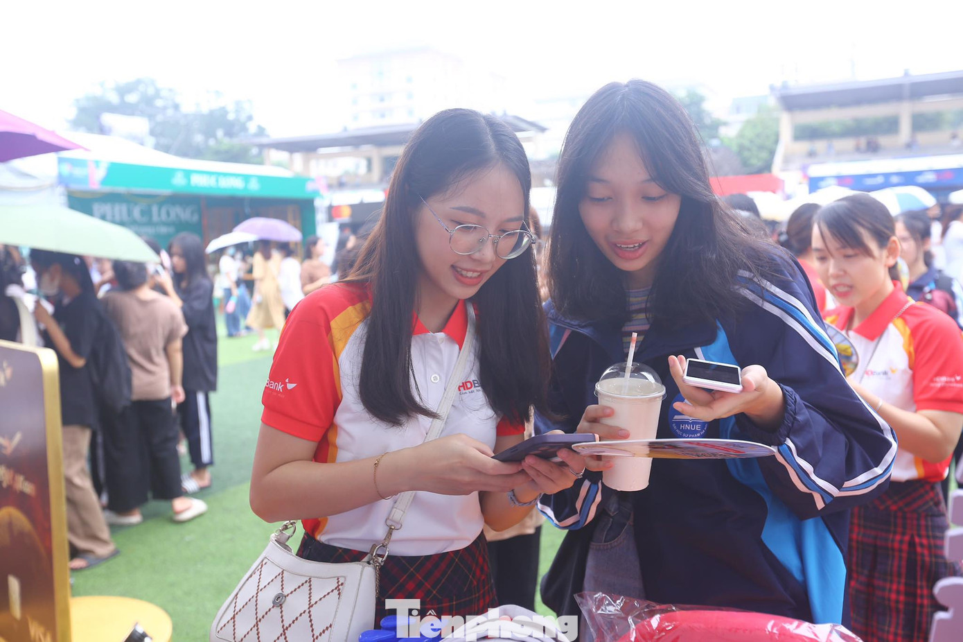 Đáng chú ý hơn sinh viên không cần chứng minh thu nhập vẫn có thể sở hữu thẻ tín dụng, chỉ cần cung cấp thẻ sinh viên và bảng điểm. Ngoài được miễn phí thường niên năm đầu, từ năm thứ hai trở đi, người sở hữu thẻ BFF chỉ phải trả phí 144.000 đồng/năm.