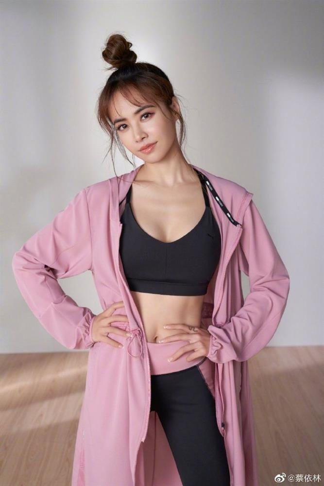 "Thiên hậu Đài Loan" Thái Y Lâm xếp hạng 5 trong danh sách. Điểm thu hút nhất của người đẹp 43 tuổi là vẻ đẹp thách thức thời gian và có thể biến hóa đa dạng, từ trẻ trung, ngây thơ đến quyến rũ, nổi loạn. Khi không có lớp trang điểm đậm, cô ghi điểm với làn da khỏe mạnh, tươi tắn. "Thiên hậu Đài Loan" Thái Y Lâm xếp hạng 5 trong danh sách. Điểm thu hút nhất của người đẹp 43 tuổi là vẻ đẹp thách thức thời gian và có thể biến hóa đa dạng, từ trẻ trung, ngây thơ đến quyến rũ, nổi loạn. Khi không có lớp trang điểm đậm, cô ghi điểm với làn da khỏe mạnh, tươi tắn.