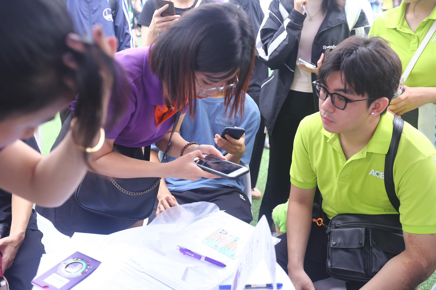 Một bộ phận khác được giao hỗ trợ khách hàng mở thẻ thanh toán.