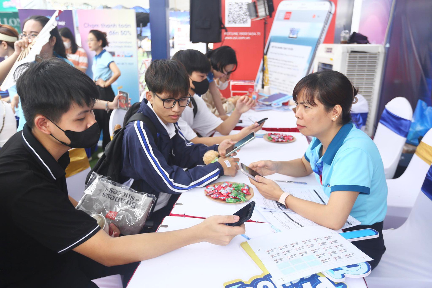 Bàn tư vấn mở thẻ chật kín người. Theo nhân viên tại gian hàng, chỉ trong buổi sáng, hơn 100 thẻ mới được kích hoạt. Bàn tư vấn mở thẻ chật kín người. Theo nhân viên tại gian hàng, chỉ trong buổi sáng, hơn 100 thẻ mới được kích hoạt.