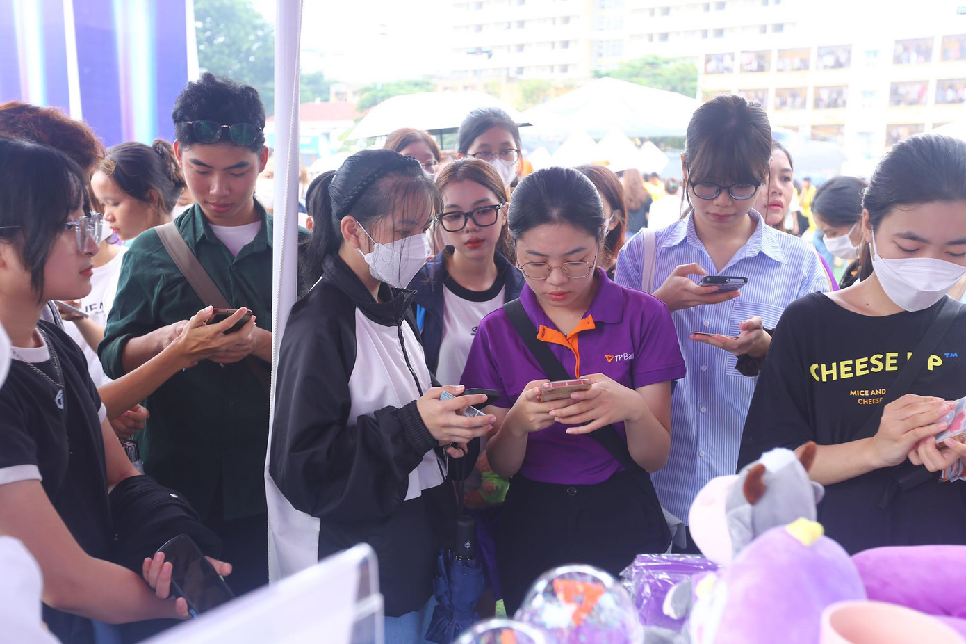 Ngoài mở thẻ, các bạn trẻ check-in tại gian hàng cũng được nhận quà.