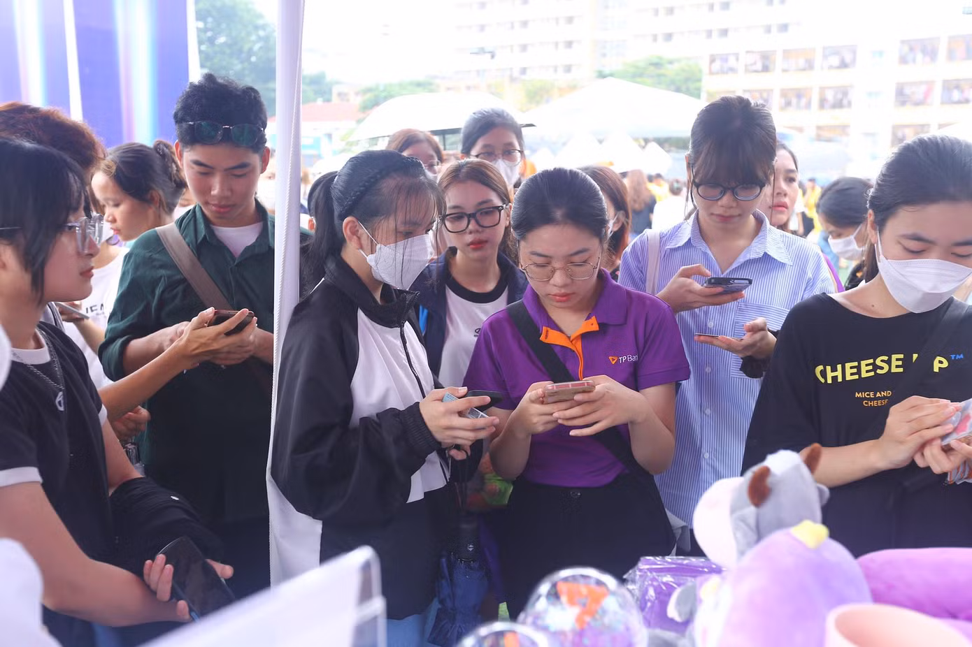 Ngoài mở thẻ, các bạn trẻ check-in tại gian hàng cũng được nhận quà.