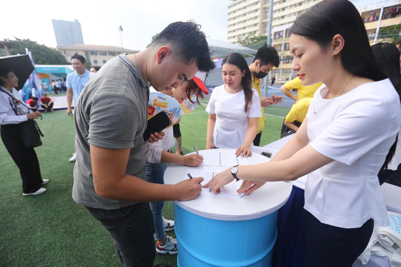 Trong sự kiện, các ngân hàng có những ưu đãi hấp dẫn cho những khách hàng mở thẻ lần đầu. Các bạn trẻ nhận được sự hỗ trợ nhiệt tình từ đội ngũ nhân viên tại từng gian hàng.