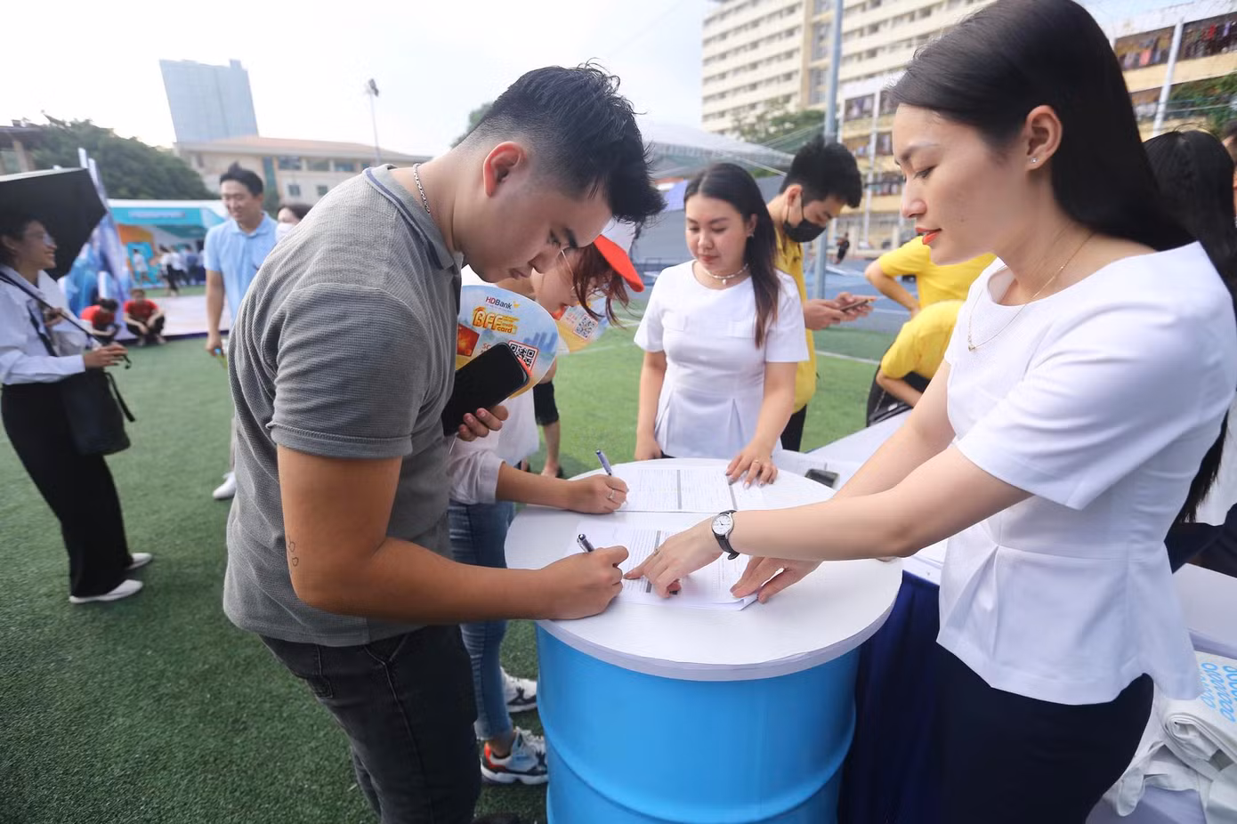 Trong sự kiện, các ngân hàng có những ưu đãi hấp dẫn cho những khách hàng mở thẻ lần đầu. Các bạn trẻ nhận được sự hỗ trợ nhiệt tình từ đội ngũ nhân viên tại từng gian hàng.