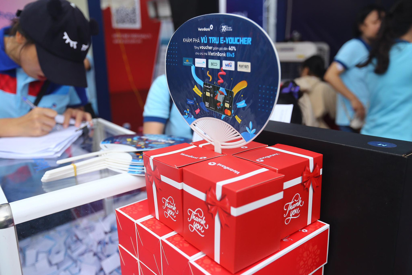 Các phần quà được đóng hộp cẩn thận, xếp ở vị trí trung tâm gian hàng để thu hút khách vào trải nghiệm gian hàng. Các phần quà được đóng hộp cẩn thận, xếp ở vị trí trung tâm gian hàng để thu hút khách vào trải nghiệm gian hàng.