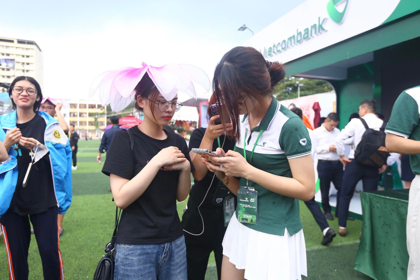 Chỉ cần có điện thoại thông minh, các bạn trẻ được trải nghiệm trọn vẹn tiện tích của thanh toán số.