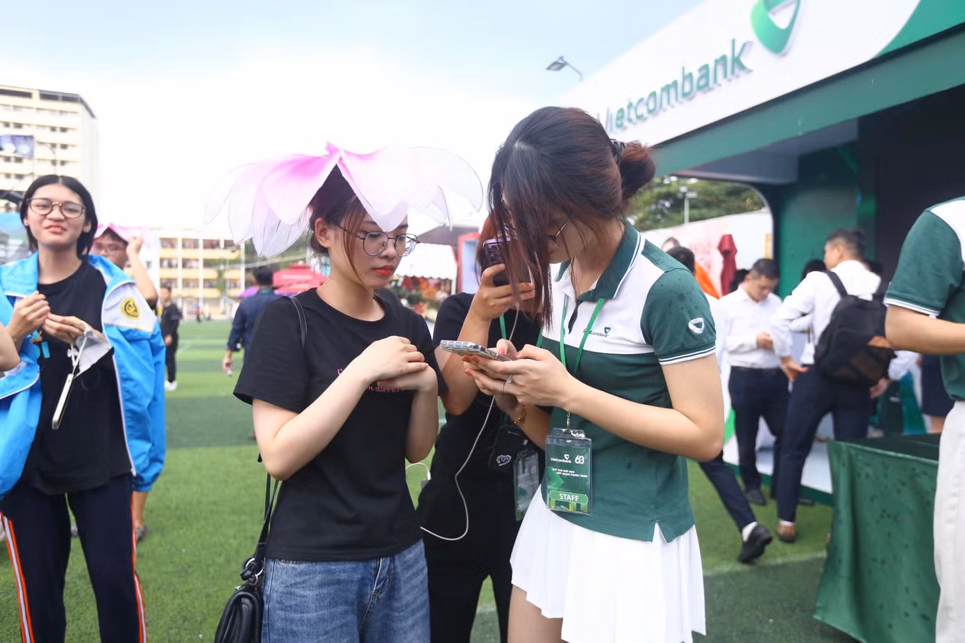 Chỉ cần có điện thoại thông minh, các bạn trẻ được trải nghiệm trọn vẹn tiện tích của thanh toán số.