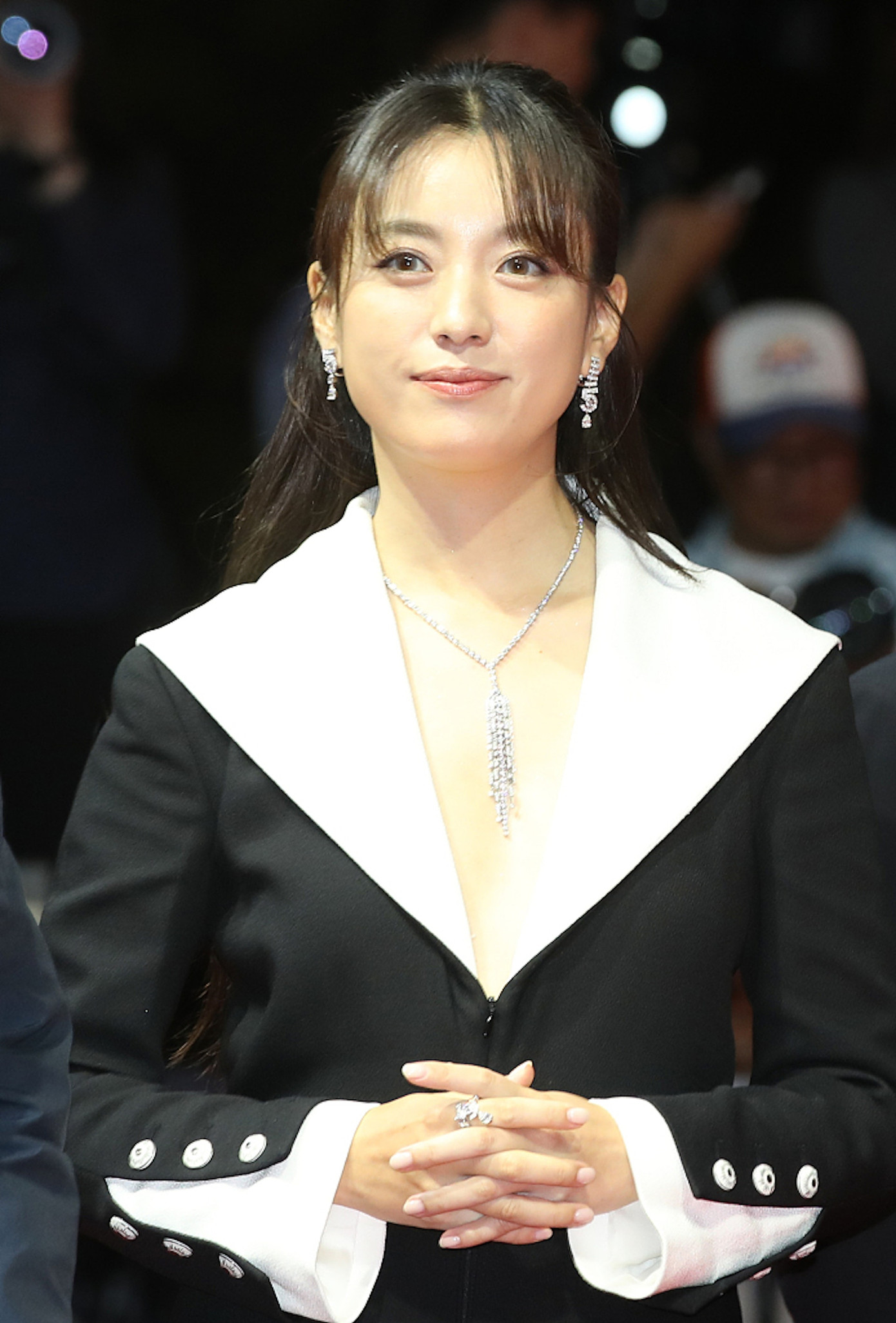 Trong khi đó, "mỹ nhân có nụ cười đẹp nhất Hàn Quốc" Han Hyo Joo lại gây thất vọng vì bộ cánh dìm dáng, đơn điệu. Cô cũng bị chê xuống sắc, kiểu trang điểm nhạt nhòa.