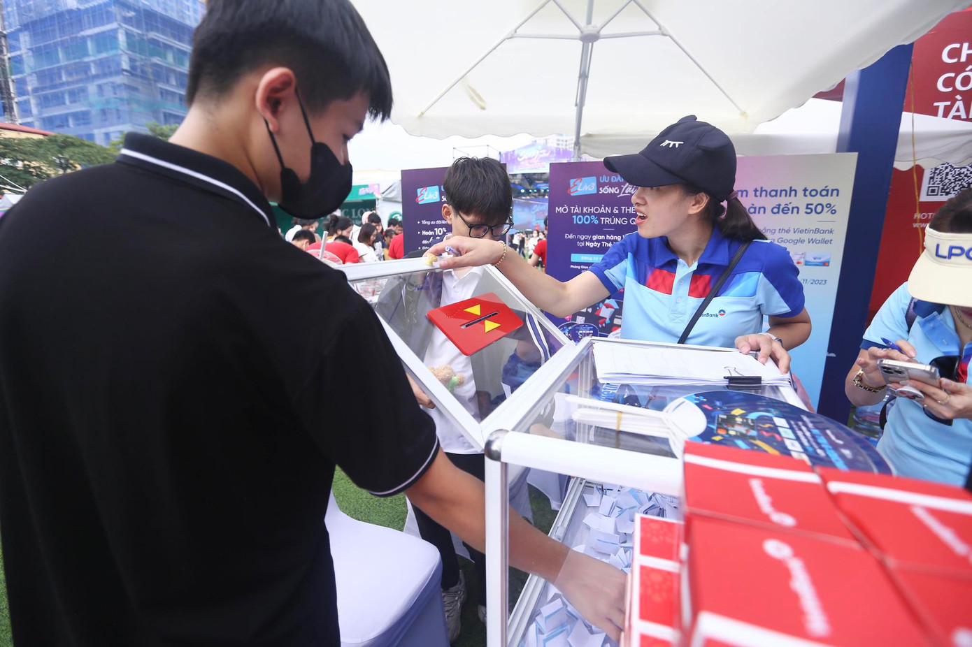 Các bạn trẻ tham gia bốc thăm trúng thưởng, 100% có quà mang về. Bên cạnh đó, VietinBank cũng tổ chức mini game trả lời câu hỏi. Ai trả lời đúng được tặng cơ hội bốc thăm nhận quà. Các bạn trẻ tham gia bốc thăm trúng thưởng, 100% có quà mang về. Bên cạnh đó, VietinBank cũng tổ chức mini game trả lời câu hỏi. Ai trả lời đúng được tặng cơ hội bốc thăm nhận quà.