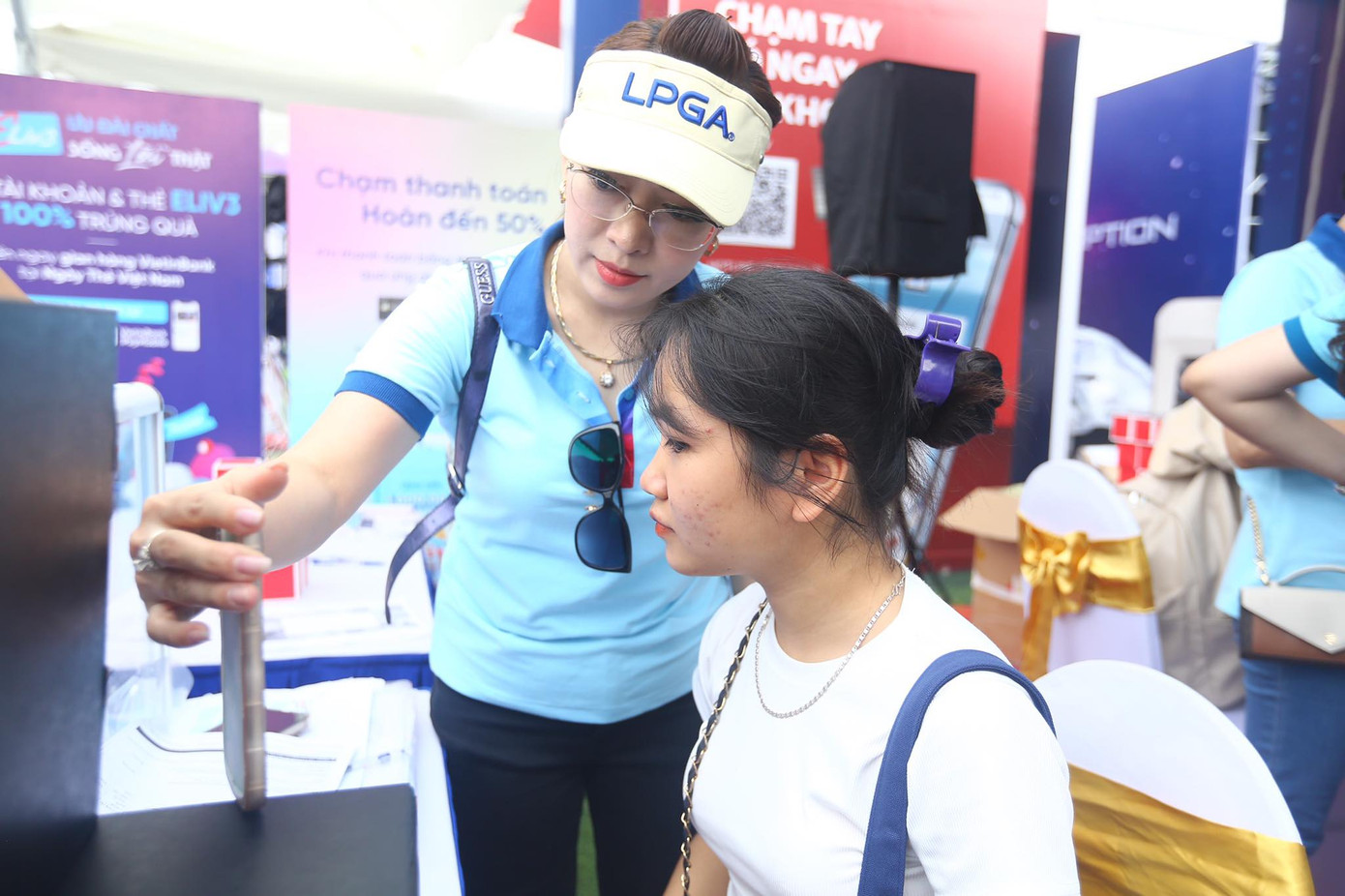 Các thao tác mở thẻ nhanh gọn, dễ làm trên điện thoại thông minh. Một sinh viên được nhân viên quét nhận diện khuôn mặt. Các thao tác mở thẻ nhanh gọn, dễ làm trên điện thoại thông minh. Một sinh viên được nhân viên quét nhận diện khuôn mặt.