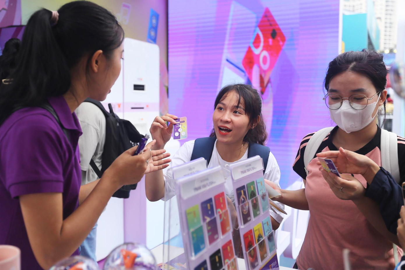 Một trong những lý do chính cho sức hút của TPBank là các sản phẩm thẻ tiện ích và bắt mắt. Thẻ Flash 2in1 là dòng thẻ tích hợp thẻ tín dụng và thẻ ATM (quốc tế) trong cùng 1 loại thẻ (cùng 1 chip). Trong đó, khách hàng có thể thay đổi linh hoạt 2 nguồn tiền cho mỗi giao dịch.