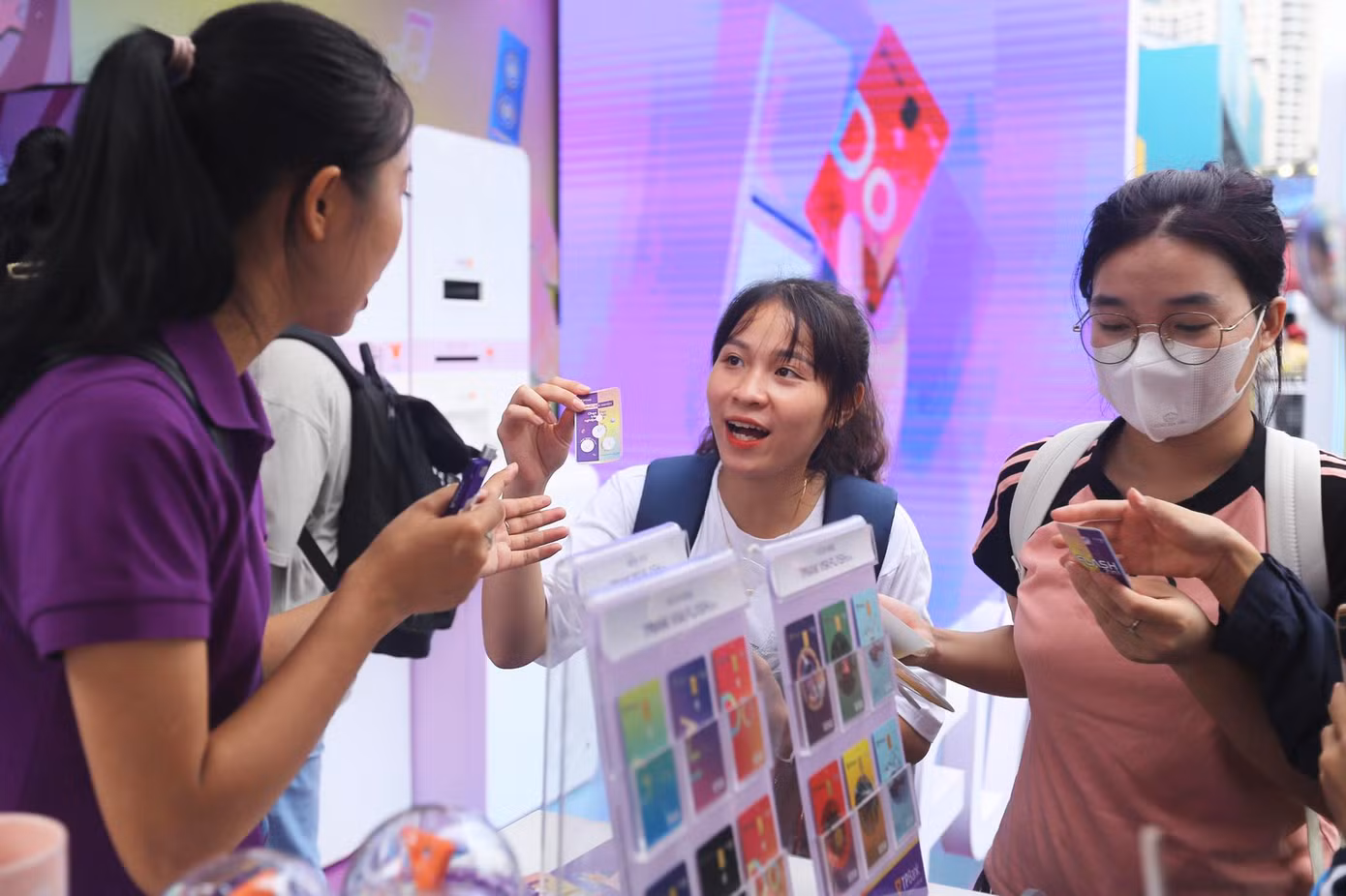 Một trong những lý do chính cho sức hút của TPBank là các sản phẩm thẻ tiện ích và bắt mắt. Thẻ Flash 2in1 là dòng thẻ tích hợp thẻ tín dụng và thẻ ATM (quốc tế) trong cùng 1 loại thẻ (cùng 1 chip). Trong đó, khách hàng có thể thay đổi linh hoạt 2 nguồn tiền cho mỗi giao dịch.