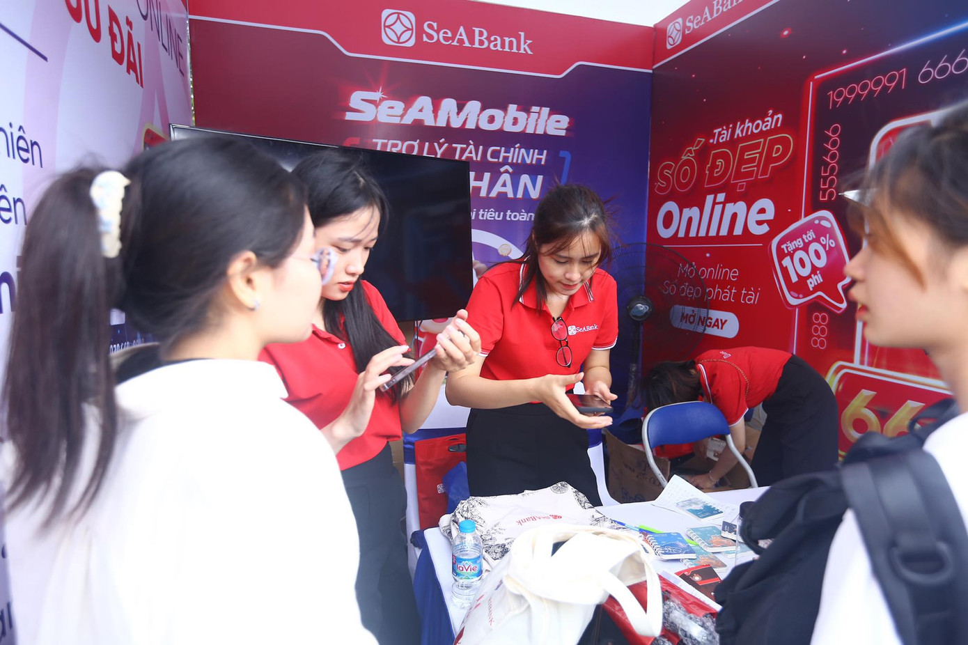 Ngoài nhận các món quà trực tiếp tại gian hàng như túi tote, sổ tay, khách hàng còn có cơ hội quay số trúng thưởng vali thời trang cùng hàng ngàn món quà bất ngờ khác theo từng khung giờ.