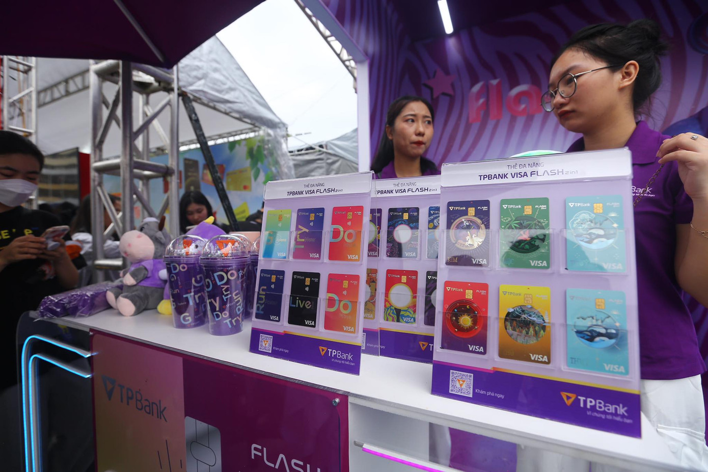 Là ngân hàng được biết đến với thế mạnh về làm thương hiệu và hình ảnh, TPBank tiếp tục gây ấn tượng với các thiết kế thẻ cá tính trẻ trung, lấy cảm hứng từ các chân dung và phong cách sống của người trẻ. Tại sự kiện, TPBank đã giới thiệu 2 bộ thẻ đầu tiên: Slogan Series – cho người trẻ Chọn tuyên ngôn chuẩn chất Riêng, và Ngũ Hành Series với thông điệp Chọn thẻ hợp chất, bừng khí chất!