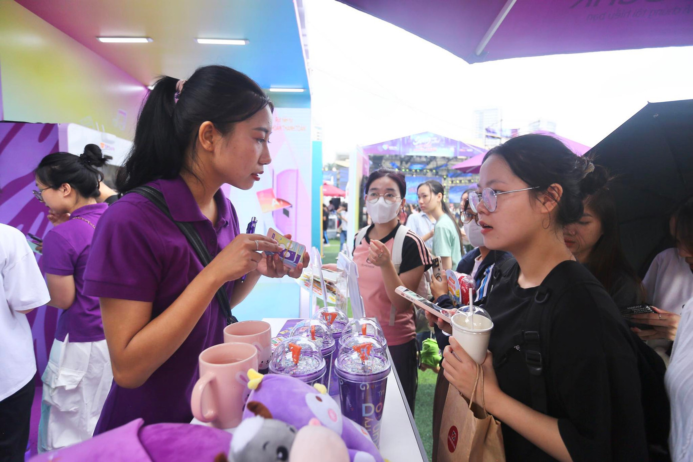 Nhân viên tư vấn cho sinh viên về các tiện ích và ưu đãi khi mở thẻ của TPBank.