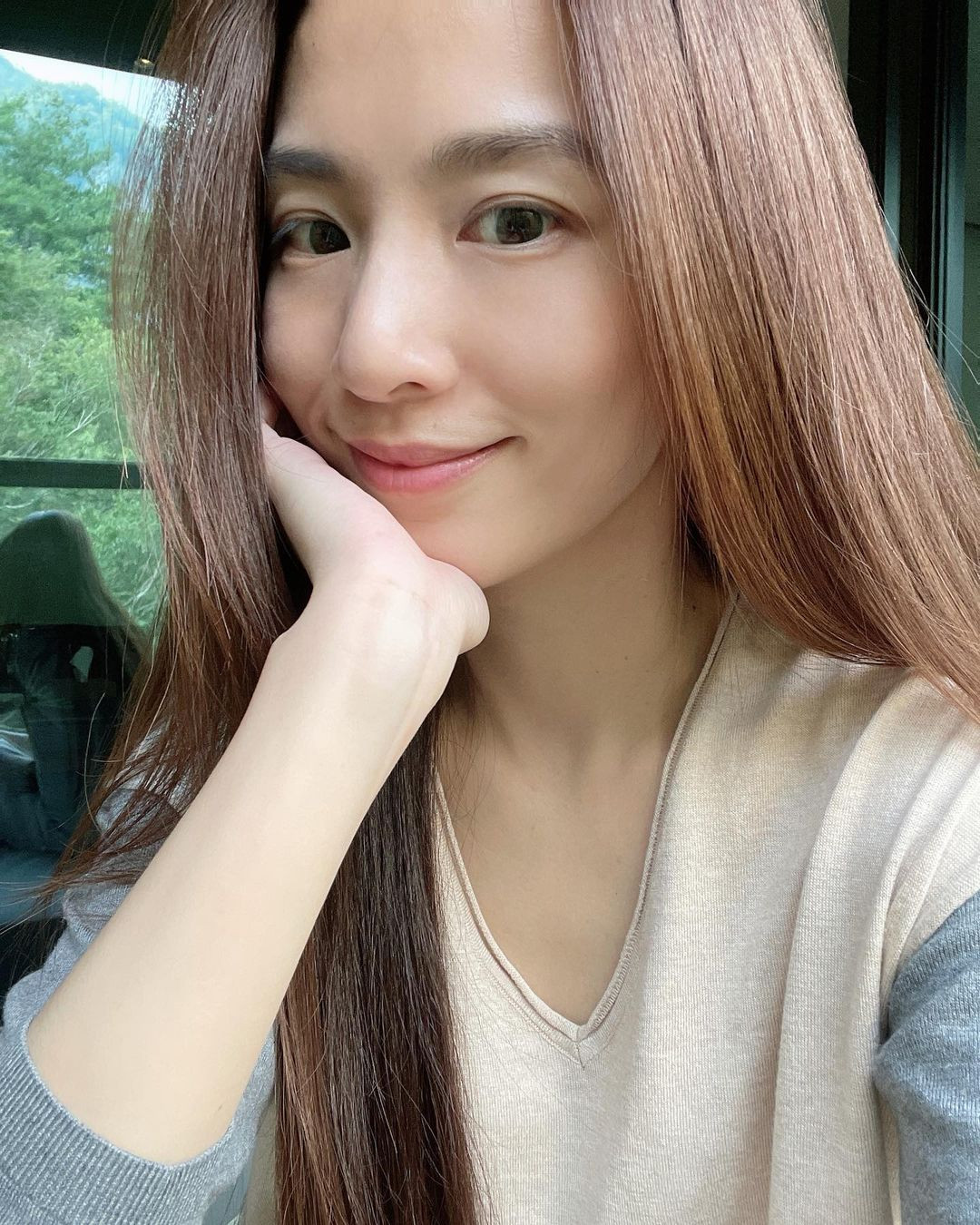 Điền Phức Chân (Hebe) nhận được số lượt bình chọn cao thứ 3 trong danh sách. Khuôn mặt không thay đổi suốt hơn 20 năm qua của em út S.H.E khiến nhiều phụ nữ ghen tỵ. Trên trang cá nhân, cô thường xuyên khoe mặt mộc không tì vết dù đã 40 tuổi. Ngoài ra, cô cũng sở hữu đôi mắt to tròn, khuôn mặt V-line mà phụ nữ châu Á yêu thích. Điền Phức Chân (Hebe) nhận được số lượt bình chọn cao thứ 3 trong danh sách. Khuôn mặt không thay đổi suốt hơn 20 năm qua của em út S.H.E khiến nhiều phụ nữ ghen tỵ. Trên trang cá nhân, cô thường xuyên khoe mặt mộc không tì vết dù đã 40 tuổi. Ngoài ra, cô cũng sở hữu đôi mắt to tròn, khuôn mặt V-line mà phụ nữ châu Á yêu thích.