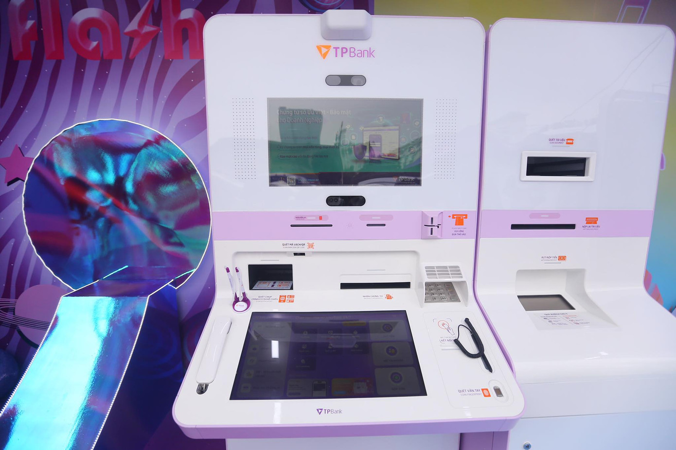 Bên cạnh đó, khách hàng trải nghiệm rút tiền mặt trực tiếp với thẻ mới mở. Mọi người rút tiền bằng khuôn mặt, vân tay hoặc thẻ CCCD.