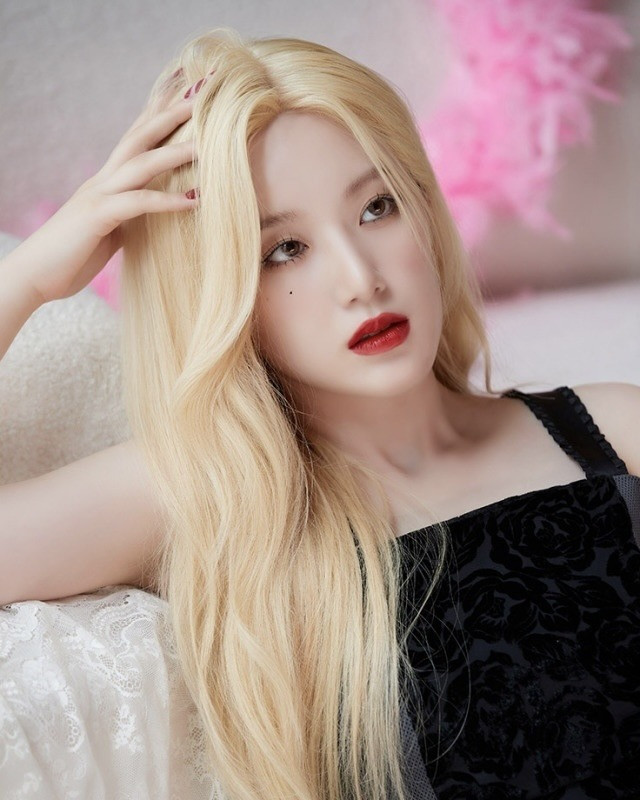 Diệp Thư Hoa xếp ở vị trí thứ 8. Người đẹp sinh năm 2000 thường được biết đến với nghệ danh Shuhua, thành viên nhóm nhạc nữ Kpop (G)I-DLE. Trong nhóm, cô được giao đảm nhận vị trí visual (hình ảnh) nhờ sở hữu khuôn mặt nhỏ nhắn cùng đôi mắt hút hồn. Thời điểm mới ra mắt, cô xây dựng hình ảnh trong sáng, thanh thuần. Nhưng thời gian gần đây, Shuhua dường như đang chuyển hướng sang phong cách quyến rũ. Diệp Thư Hoa xếp ở vị trí thứ 8. Người đẹp sinh năm 2000 thường được biết đến với nghệ danh Shuhua, thành viên nhóm nhạc nữ Kpop (G)I-DLE. Trong nhóm, cô được giao đảm nhận vị trí visual (hình ảnh) nhờ sở hữu khuôn mặt nhỏ nhắn cùng đôi mắt hút hồn. Thời điểm mới ra mắt, cô xây dựng hình ảnh trong sáng, thanh thuần. Nhưng thời gian gần đây, Shuhua dường như đang chuyển hướng sang phong cách quyến rũ.